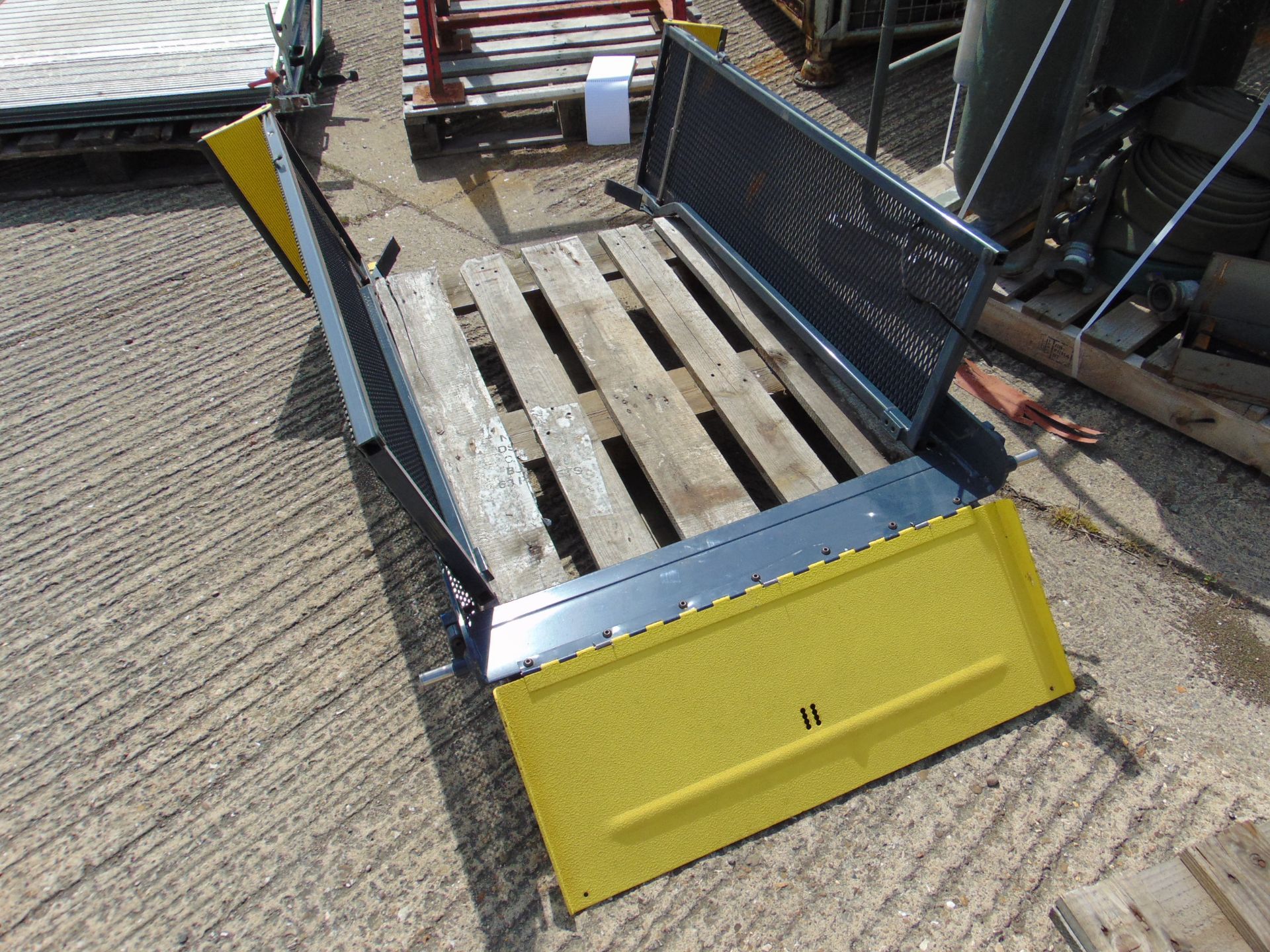 Vehicle Loading Ramp - Image 3 of 5