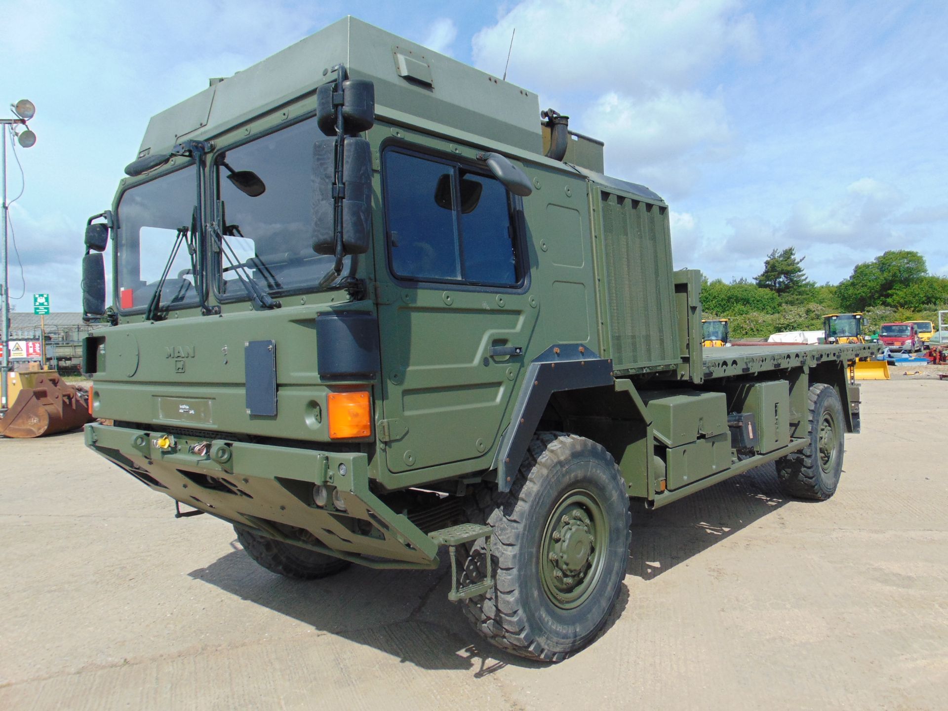 MAN 4X4 HX60 18.330 FLAT BED CARGO TRUCK