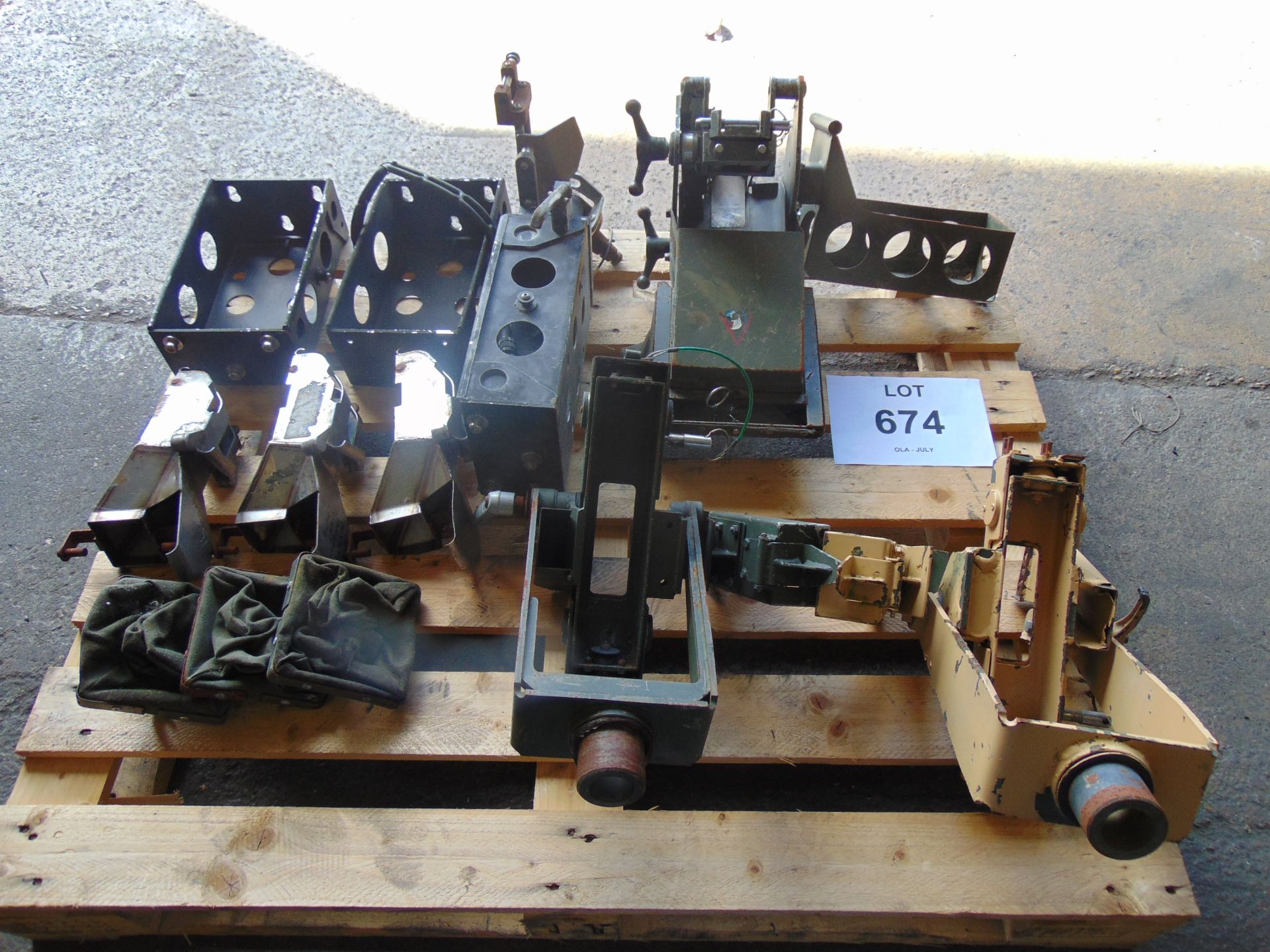 Machine Gun Pintles etc As shown 1 x pallet