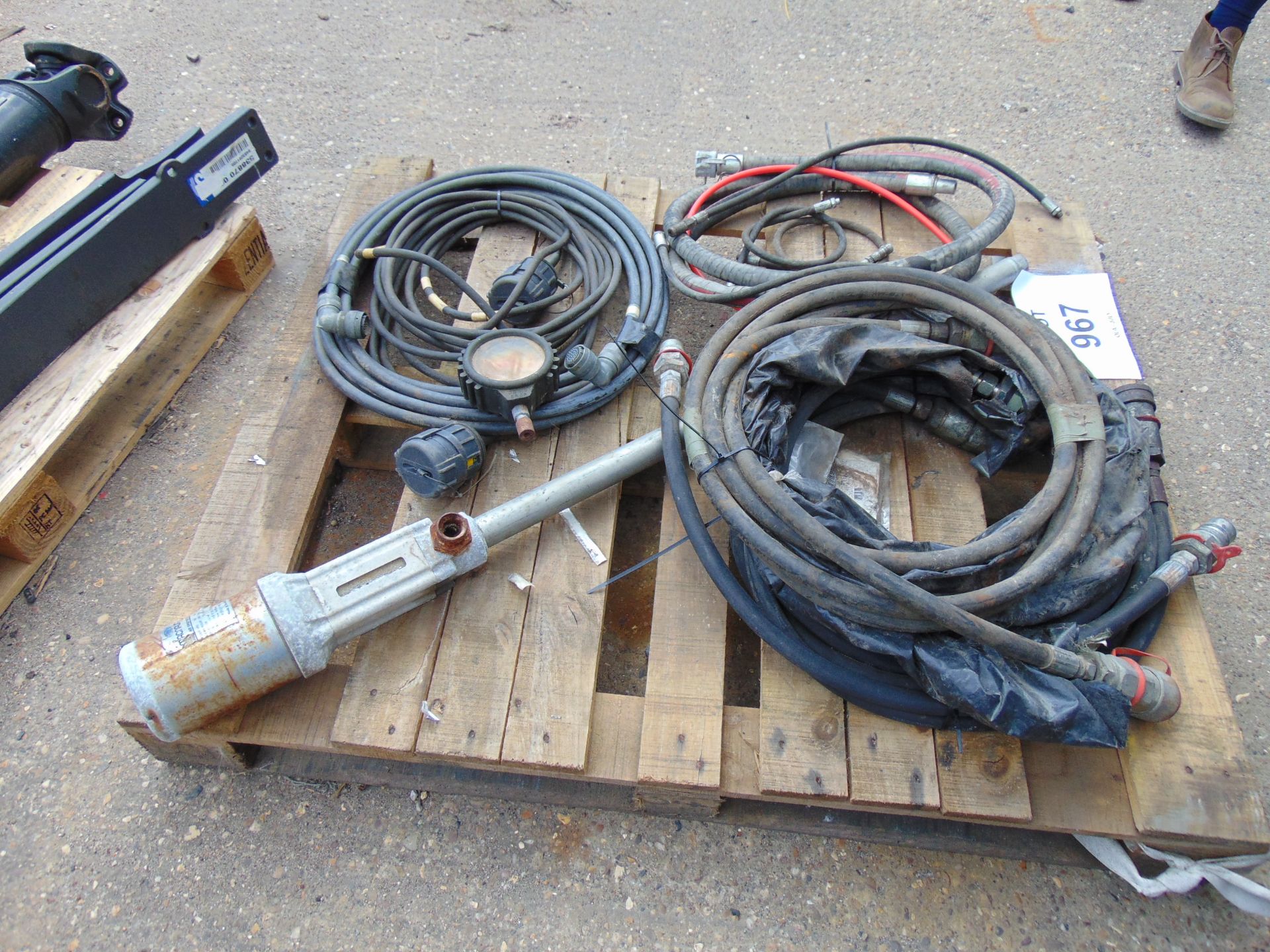 Oil Dispenser Pump, Hydraulic Pipes Cable Etc - Bild 2 aus 4