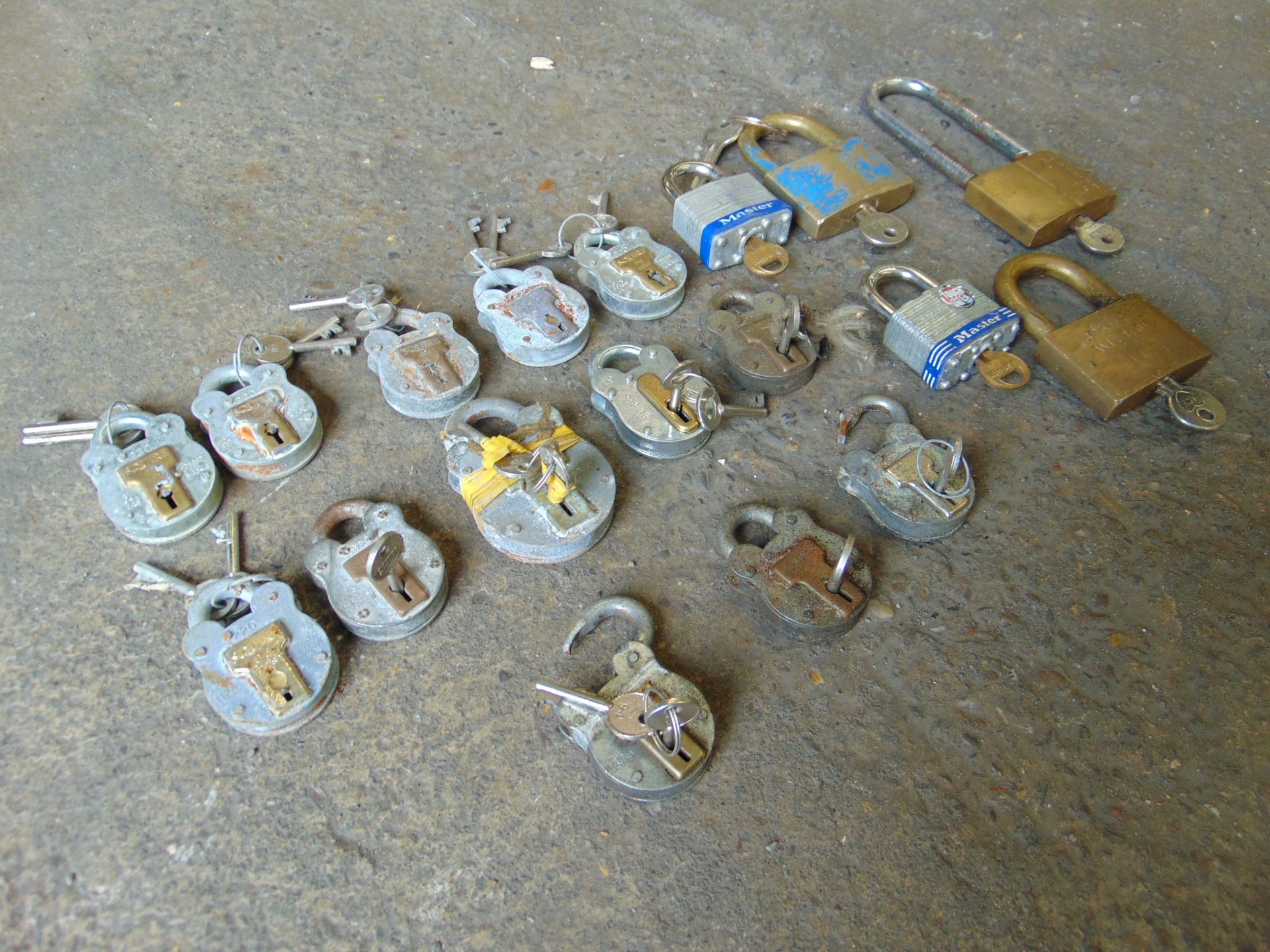 18 x MoD Padlocks - Image 2 of 2