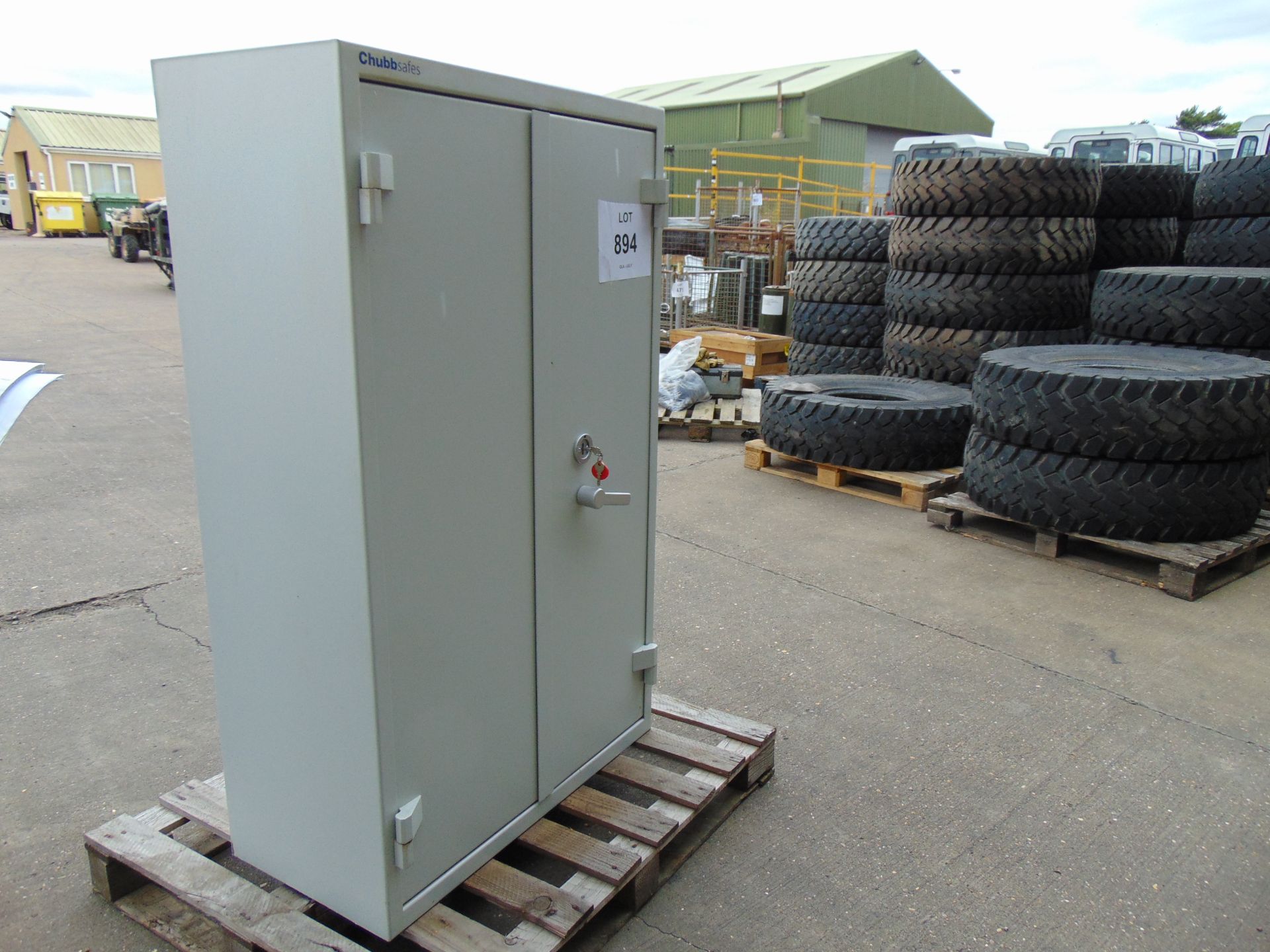 Force Guard Chubb Cabinet Safe 1.5m x 0.9m x 0.45m, 140kgs, 504 litre capacity c/w keys etc - Image 2 of 7