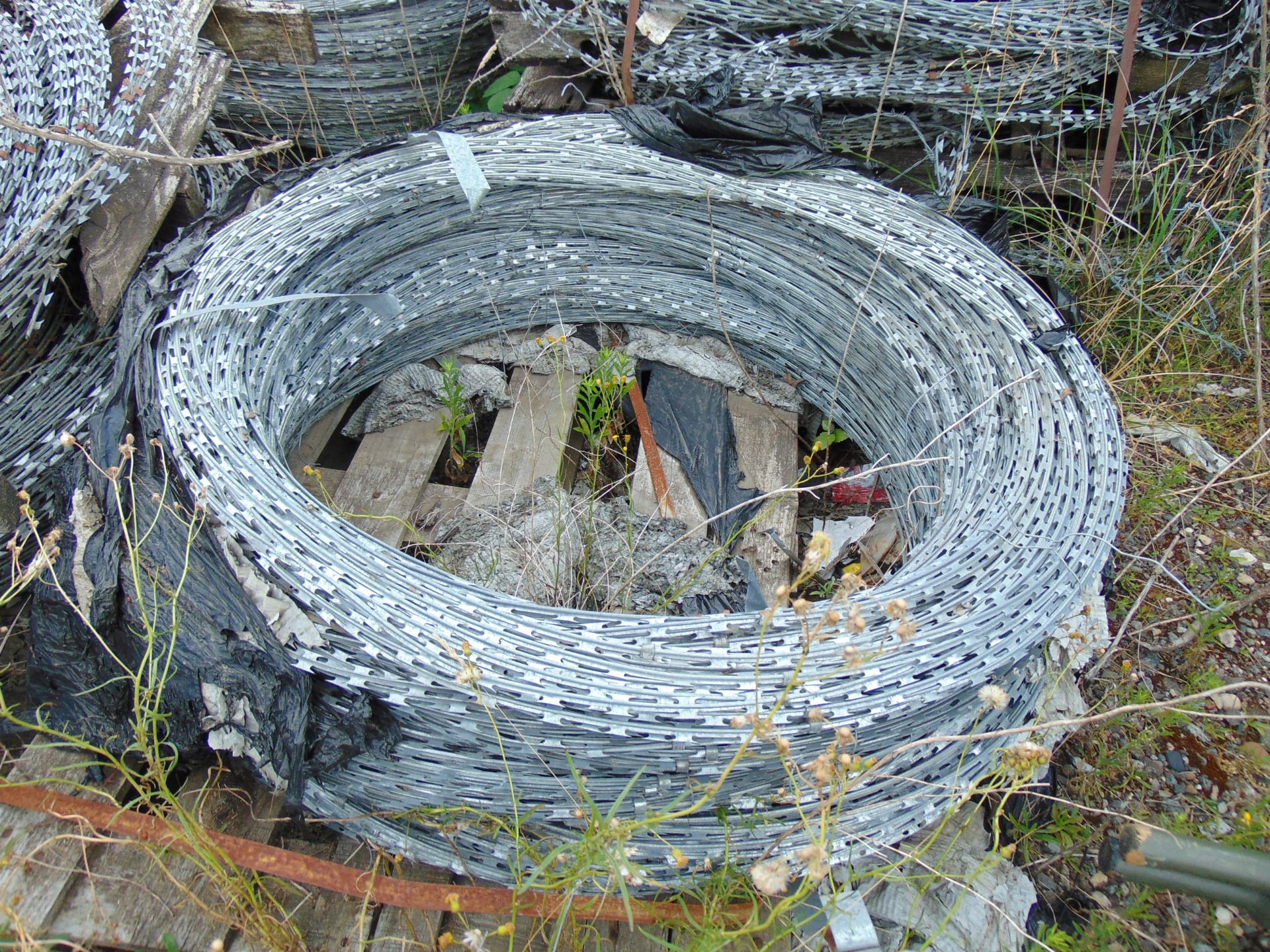 4 x Large Pallets of MoD Galvanised Razer Wire in Expanding Coils Quantity as shown - Image 3 of 6