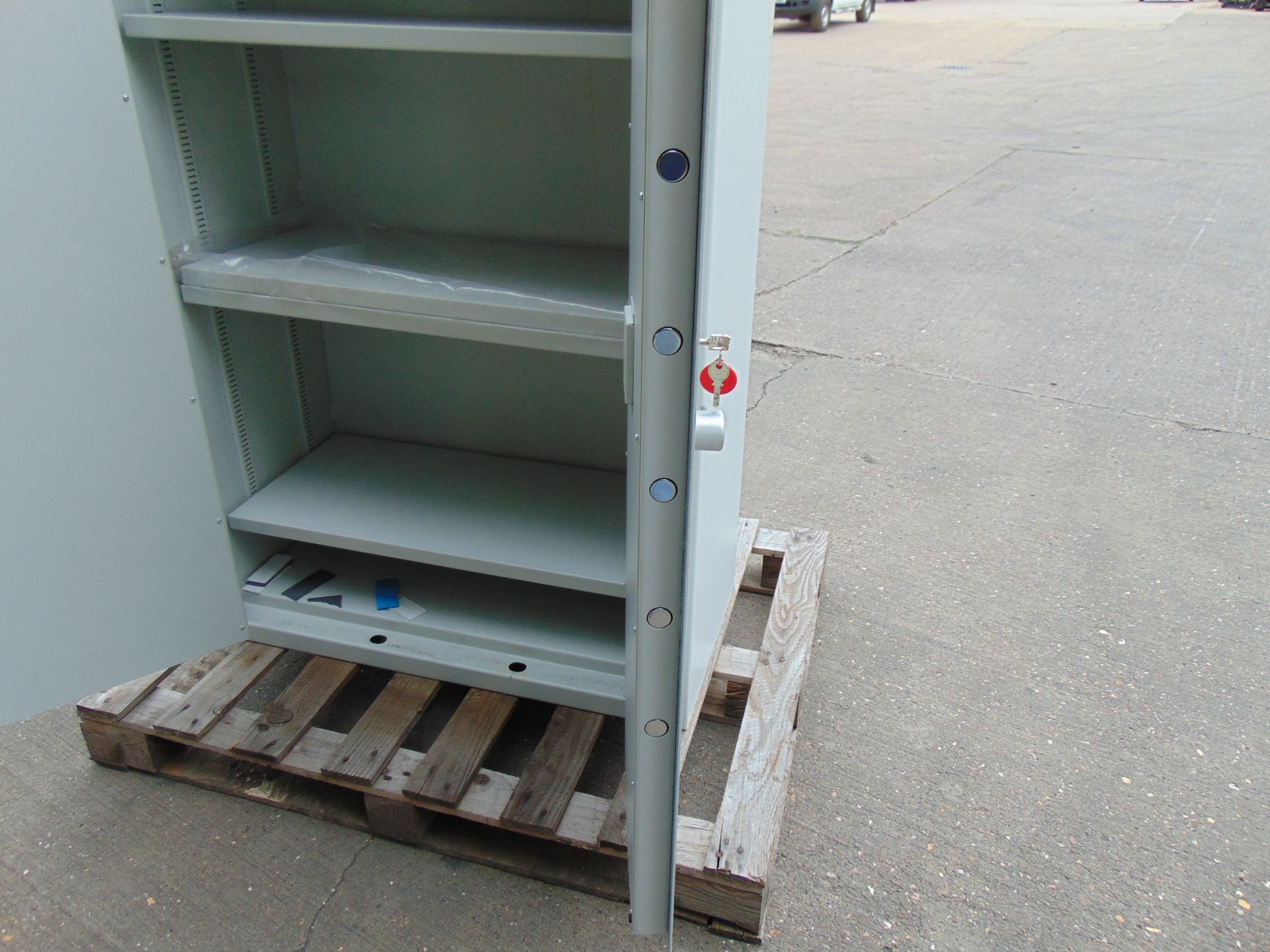 Force Guard Chubb Cabinet Safe 1.5m x 0.9m x 0.45m, 140kgs, 504 litre capacity c/w keys etc - Image 5 of 7
