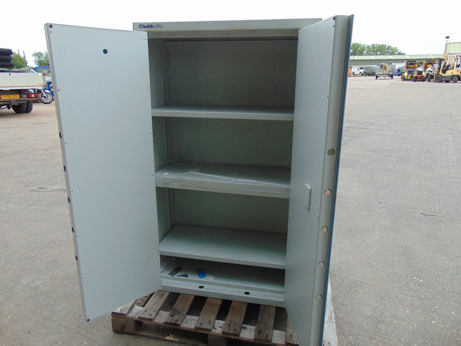 Force Guard Chubb Cabinet Safe 1.5m x 0.9m x 0.45m, 140kgs, 504 litre capacity c/w keys etc - Image 6 of 7