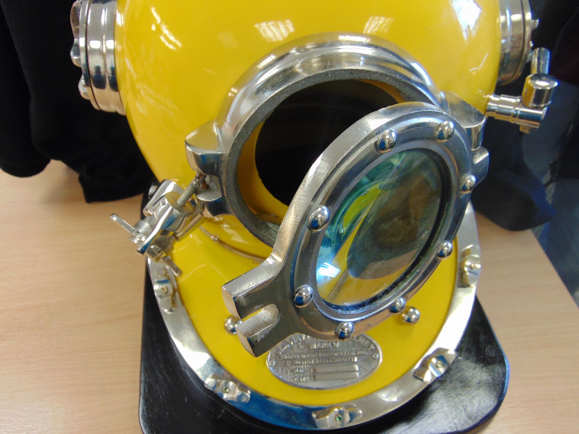 US NAVY MK 5 DIVING HELMET REPRO ON BASE 50 CMS X 40 CMS X 46 CMS - Image 4 of 7