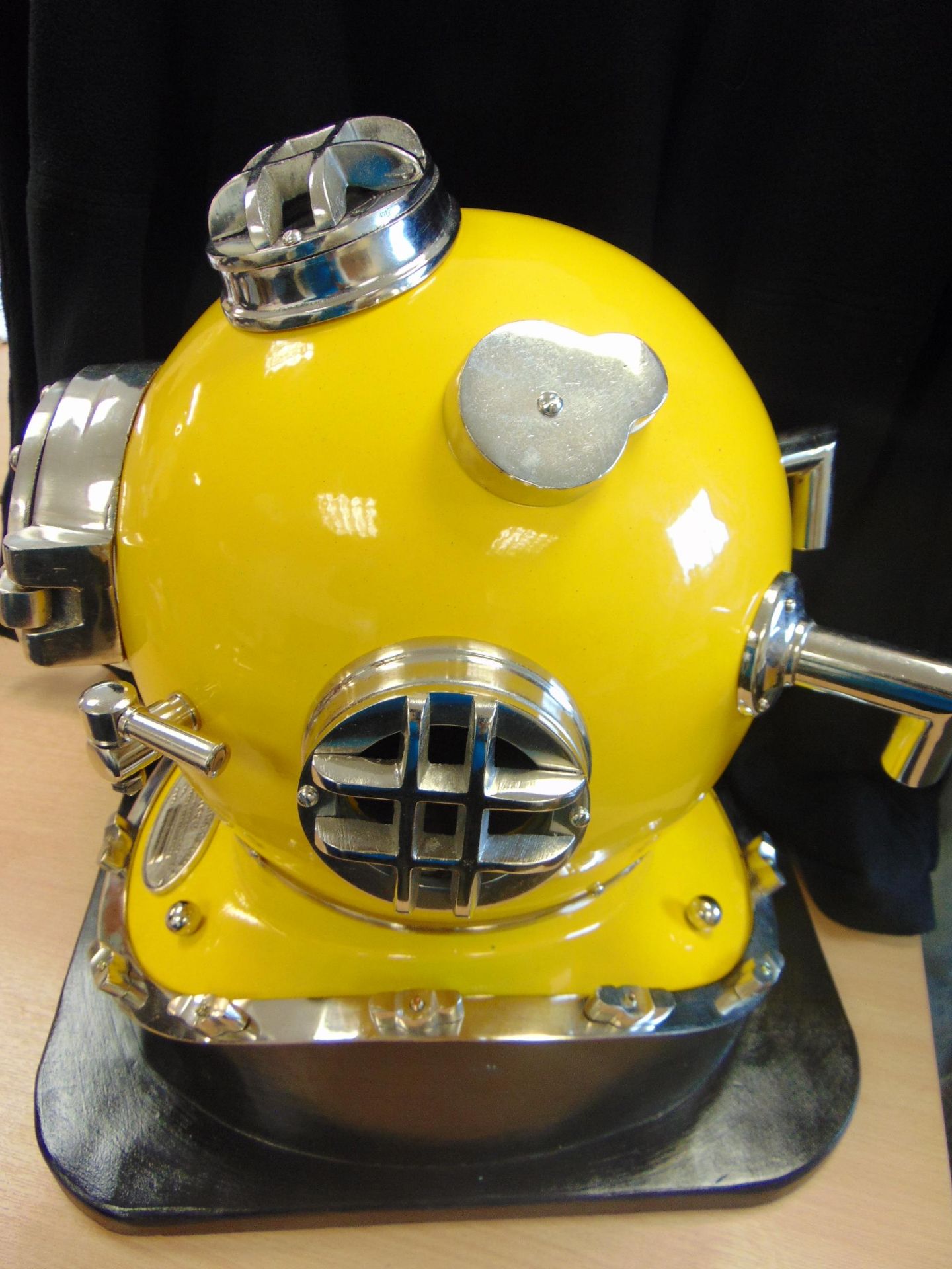 US NAVY MK 5 DIVING HELMET REPRO ON BASE 50 CMS X 40 CMS X 46 CMS - Image 2 of 7