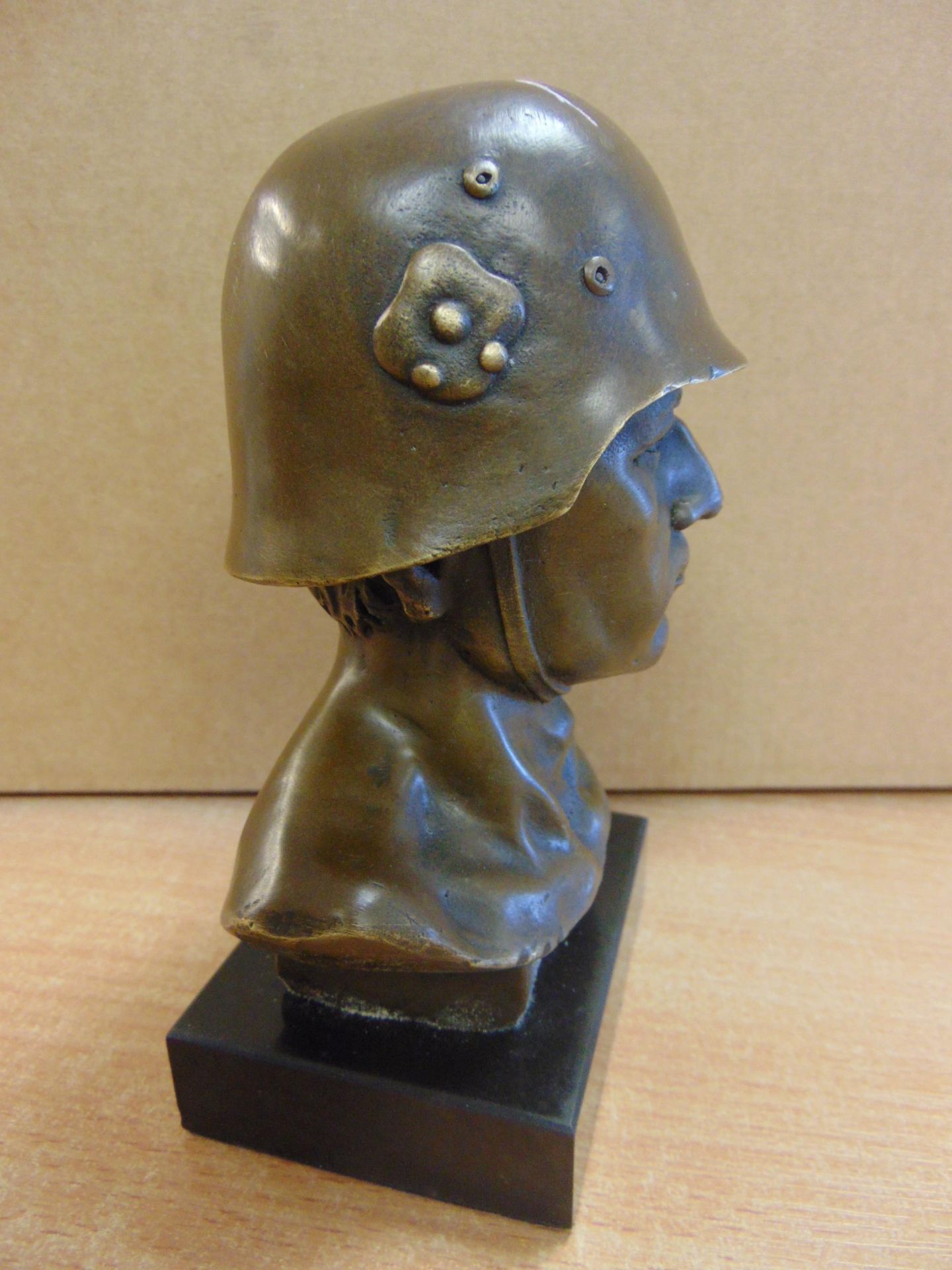 VERY NICE CAST BRONZE HEAD OF SOLDIER- MARKED FISHER- 15CMS X 8 CMS X 6 CMS - Image 4 of 6