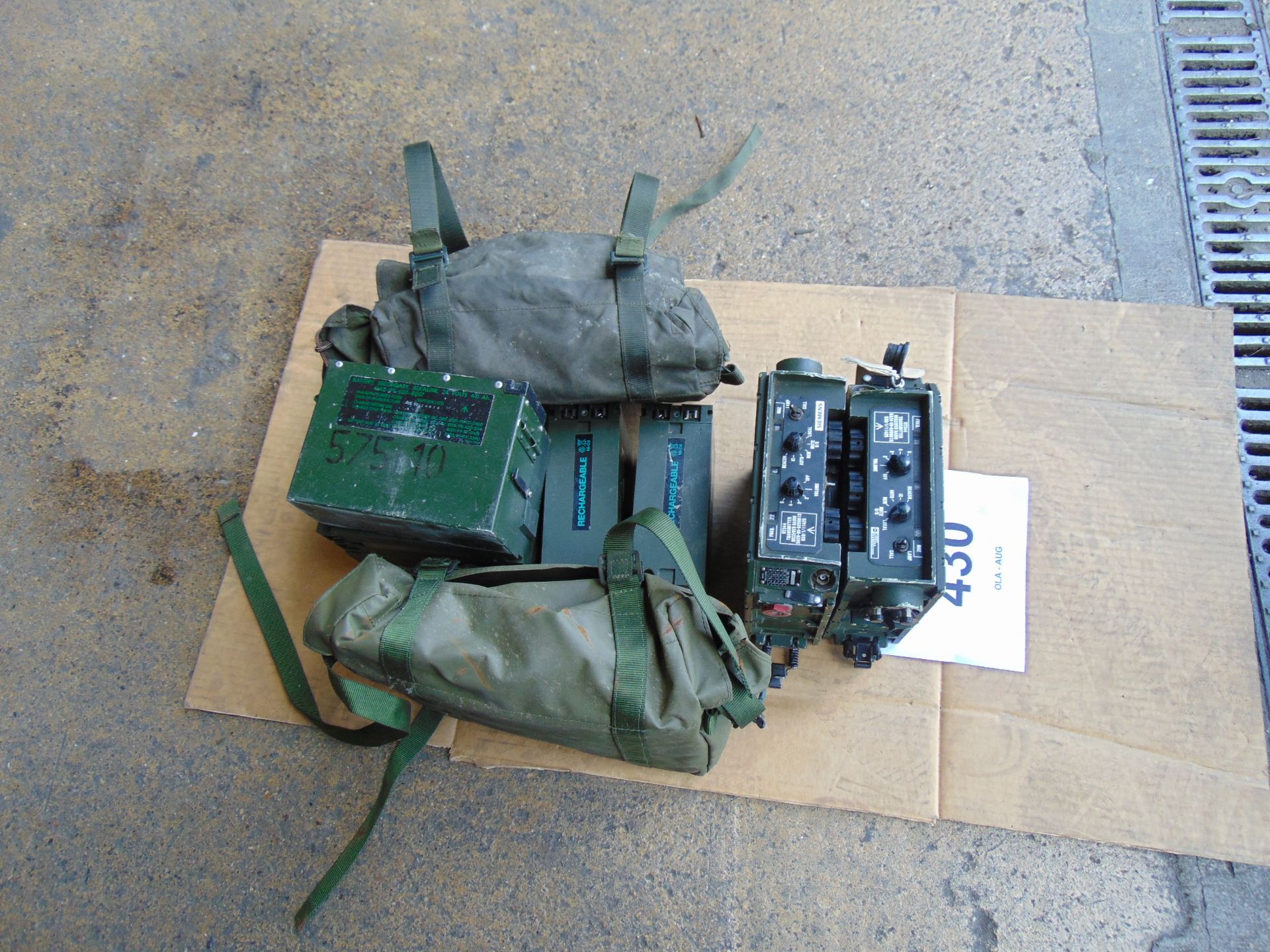2 x Clansman RT344 ground to air radios c/w 6 spare batteries, 2 bags of kit - Bild 4 aus 5