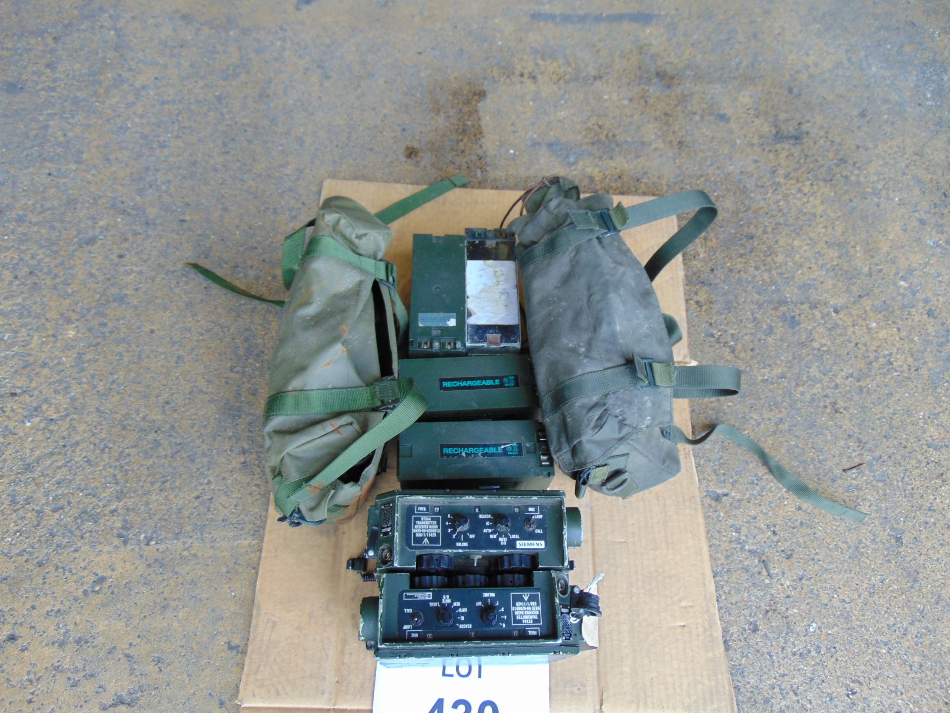 2 x Clansman RT344 ground to air radios c/w 6 spare batteries, 2 bags of kit - Bild 2 aus 5