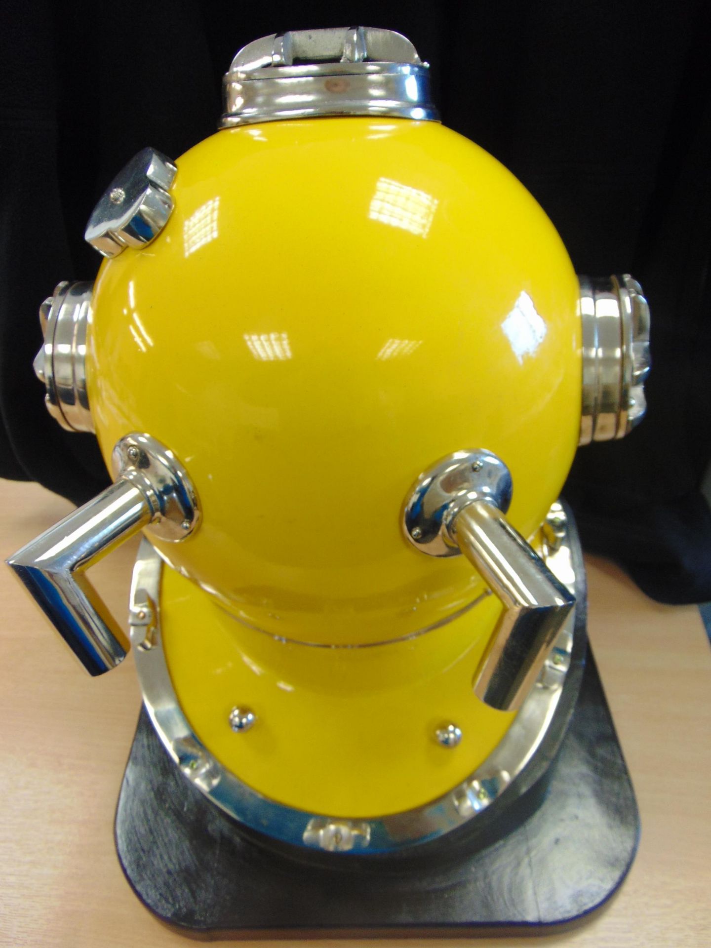 US NAVY MK 5 DIVING HELMET REPRO ON BASE 50 CMS X 40 CMS X 46 CMS - Image 3 of 7