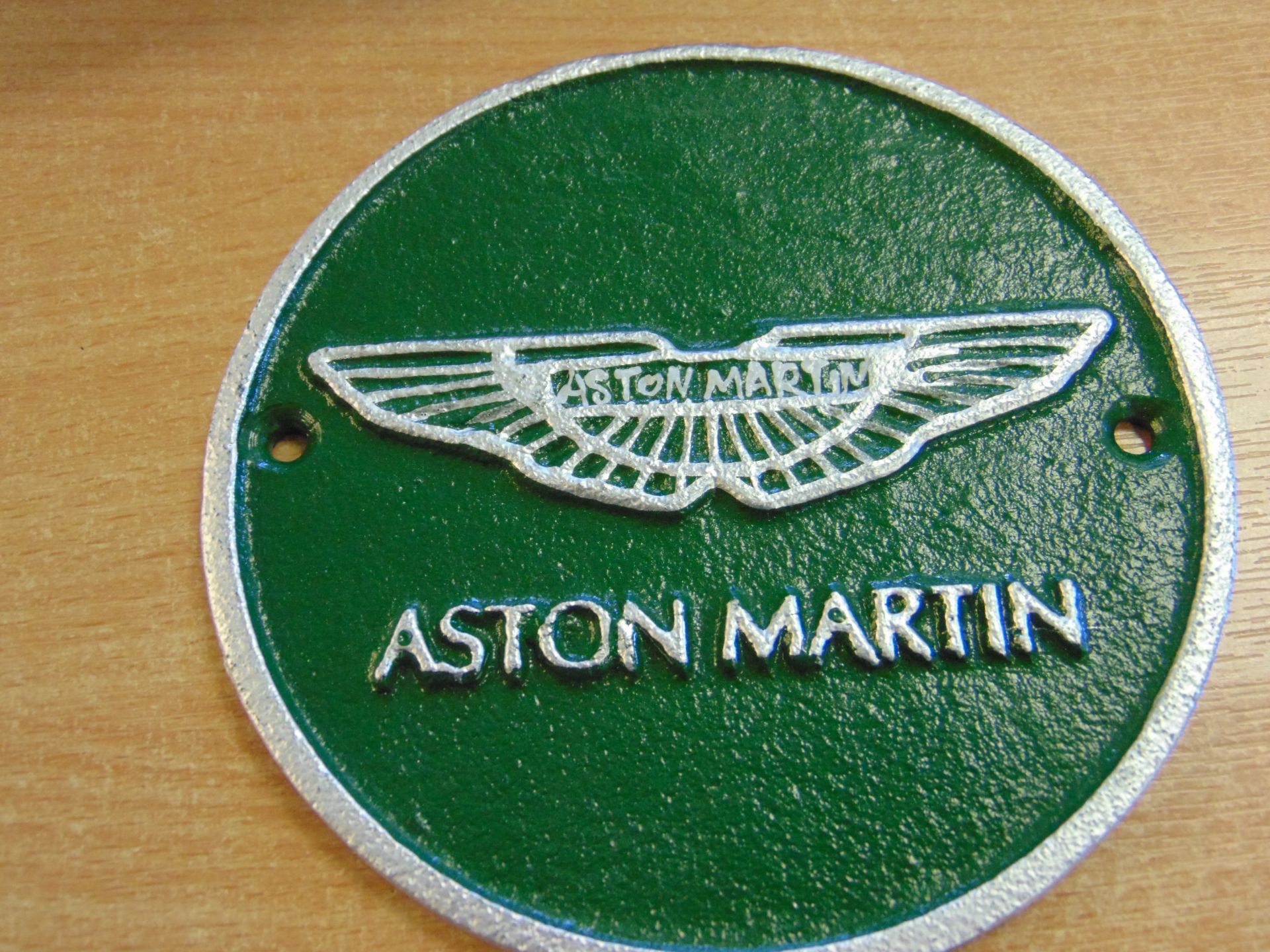 ASTON MARTIN HAND PAINTED CAST IRON WALL PLAQUE 12CMS DIA. - Image 3 of 4