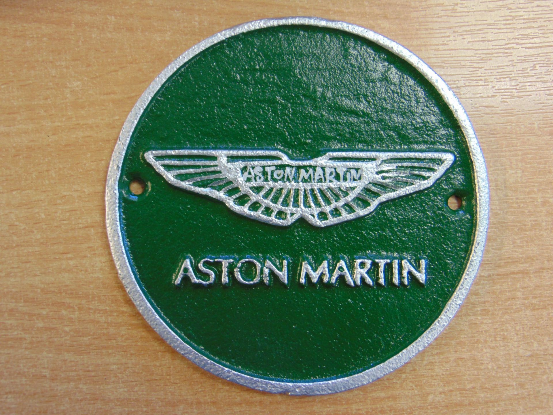 ASTON MARTIN HAND PAINTED CAST IRON WALL PLAQUE 12CMS DIA. - Image 4 of 4