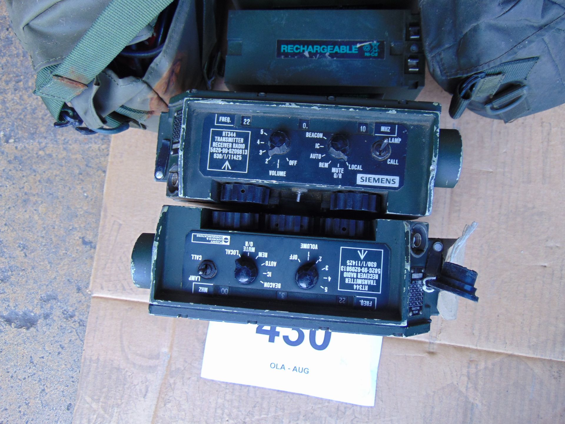 2 x Clansman RT344 ground to air radios c/w 6 spare batteries, 2 bags of kit - Bild 3 aus 5