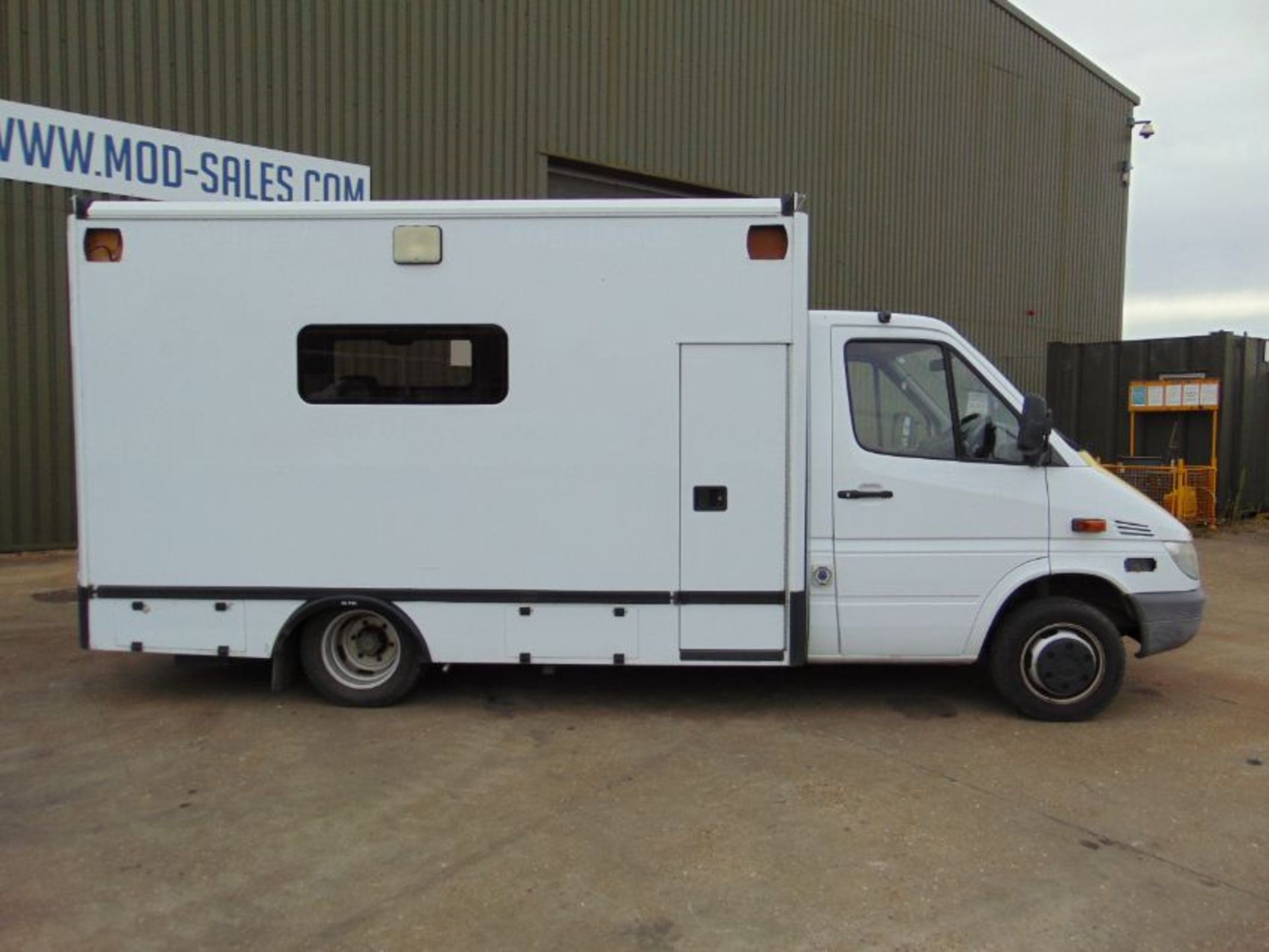 Recent Released by Atomic Weapons Establishment a 2002 Mercedes 418 CDi Ambulance ONLY 32,825 Miles! - Image 5 of 34