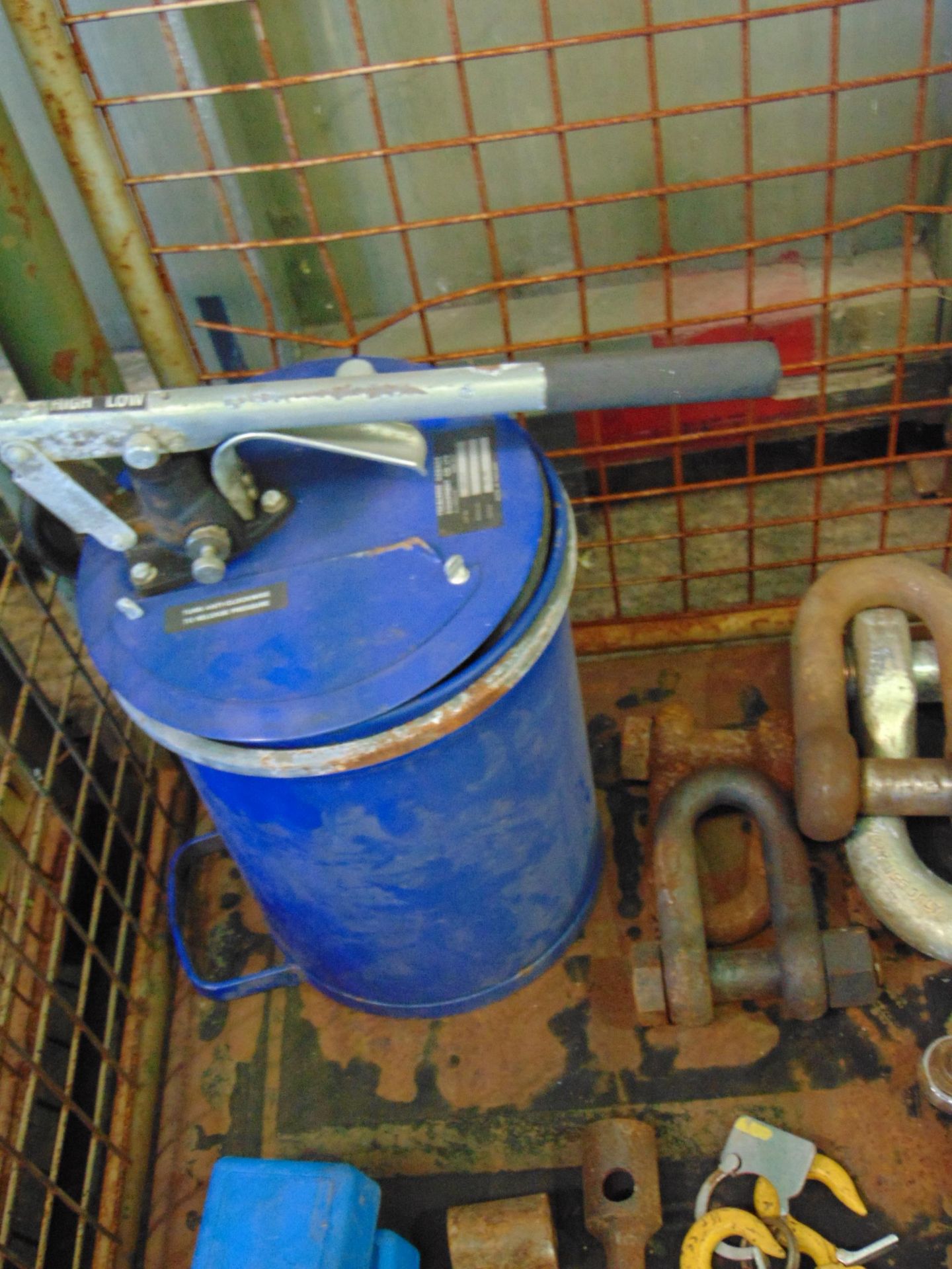 1X STILLAGE OF RECOVERY EQUIPMENT TOOLS GREASE GUN ETC - Image 5 of 6