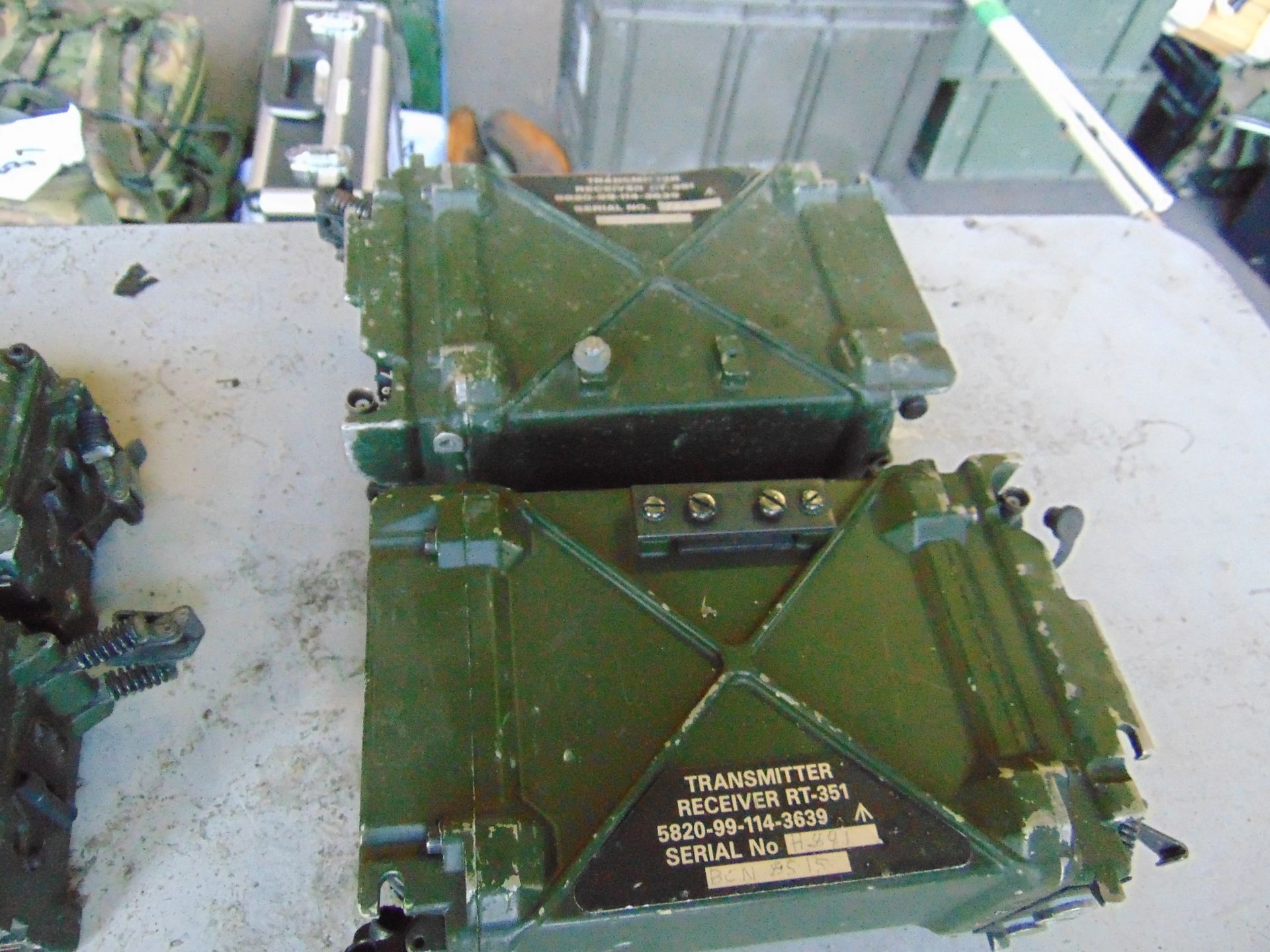 2 x Clansman Transmitter Reciever RT 351 and 2 x Generator hand operate - Bild 2 aus 3