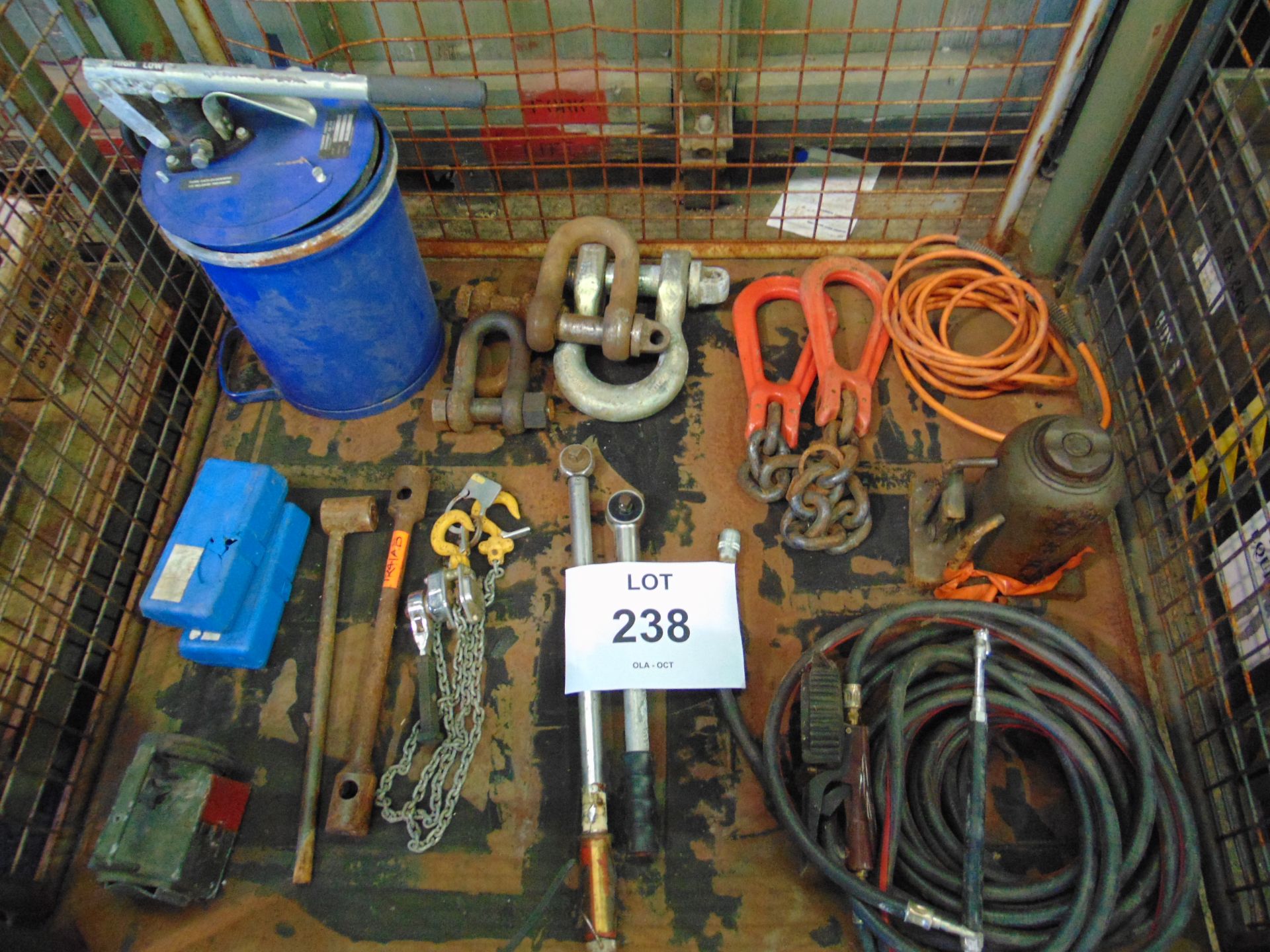 1X STILLAGE OF RECOVERY EQUIPMENT TOOLS GREASE GUN ETC