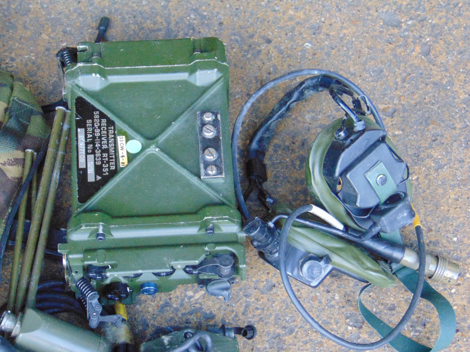 2X TRANSMITTER RECIEVER UK RT 351 C/W ACCESSORIES ( 1 IN RUCKSACK / 1 IN FRAME) - Image 7 of 8