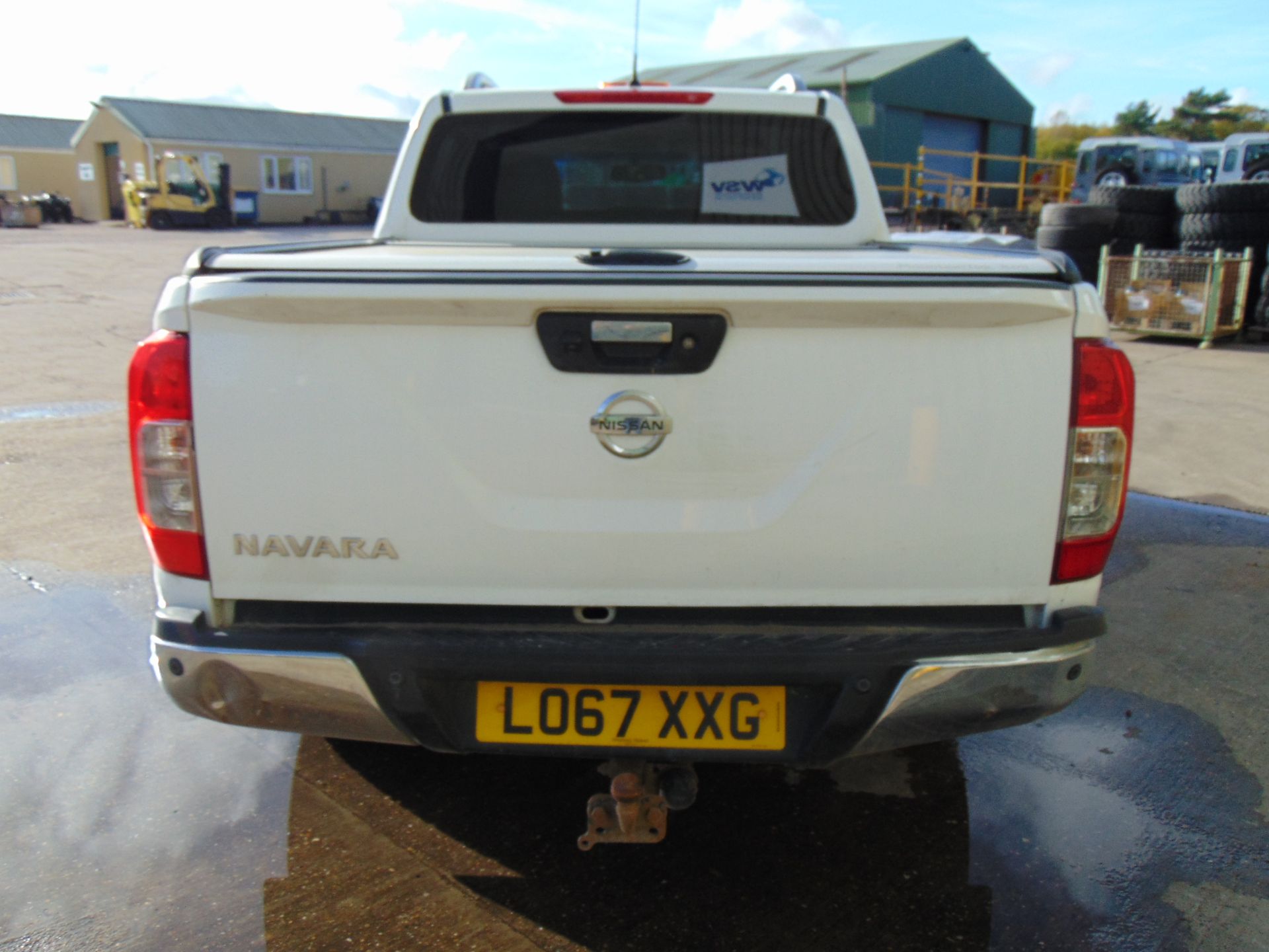 2017 Nissan Navara Tekna 2.3 DCI Double Cab 4x4 Pick Up - Image 9 of 32