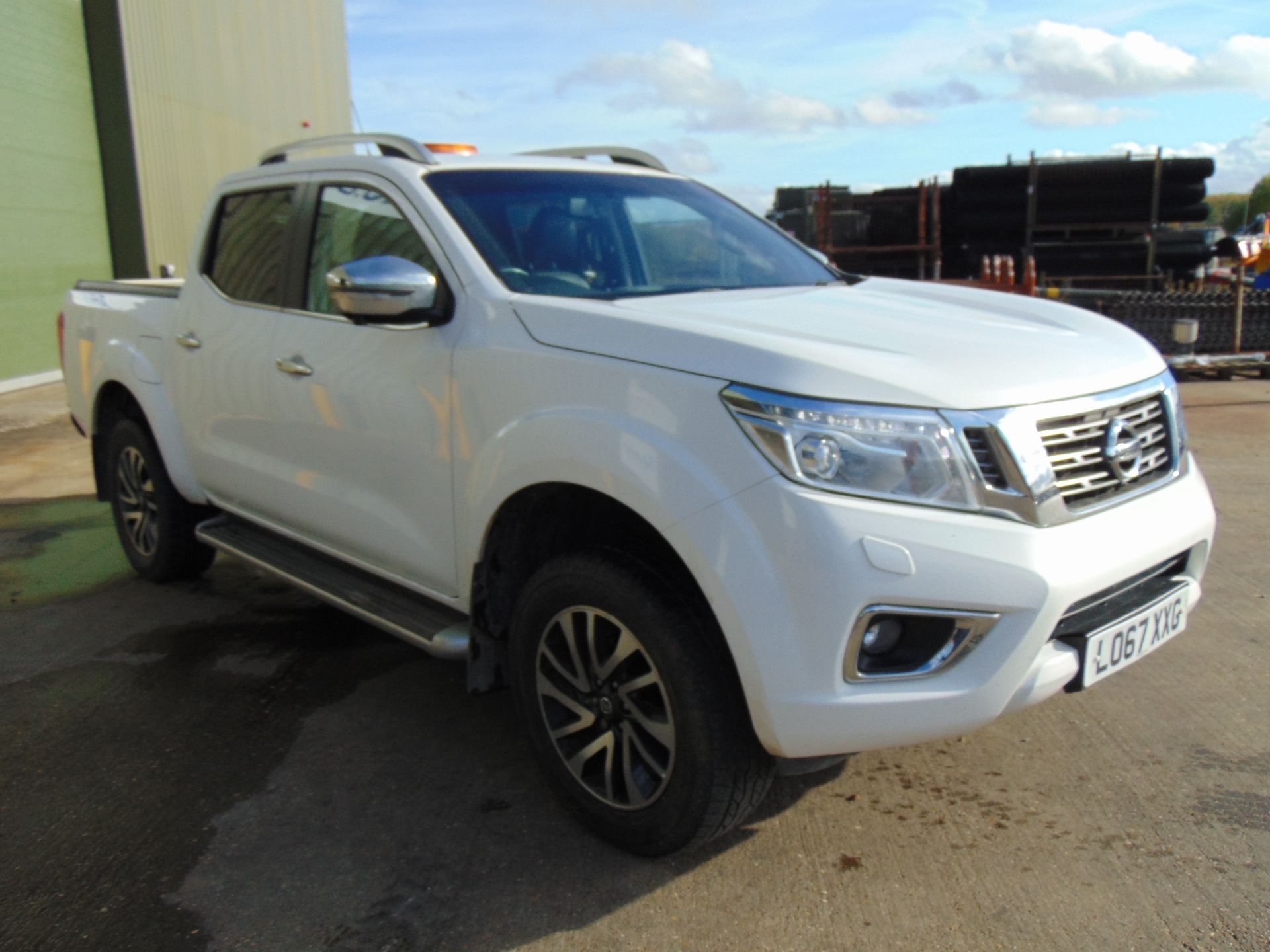 2017 Nissan Navara Tekna 2.3 DCI Double Cab 4x4 Pick Up - Image 4 of 32