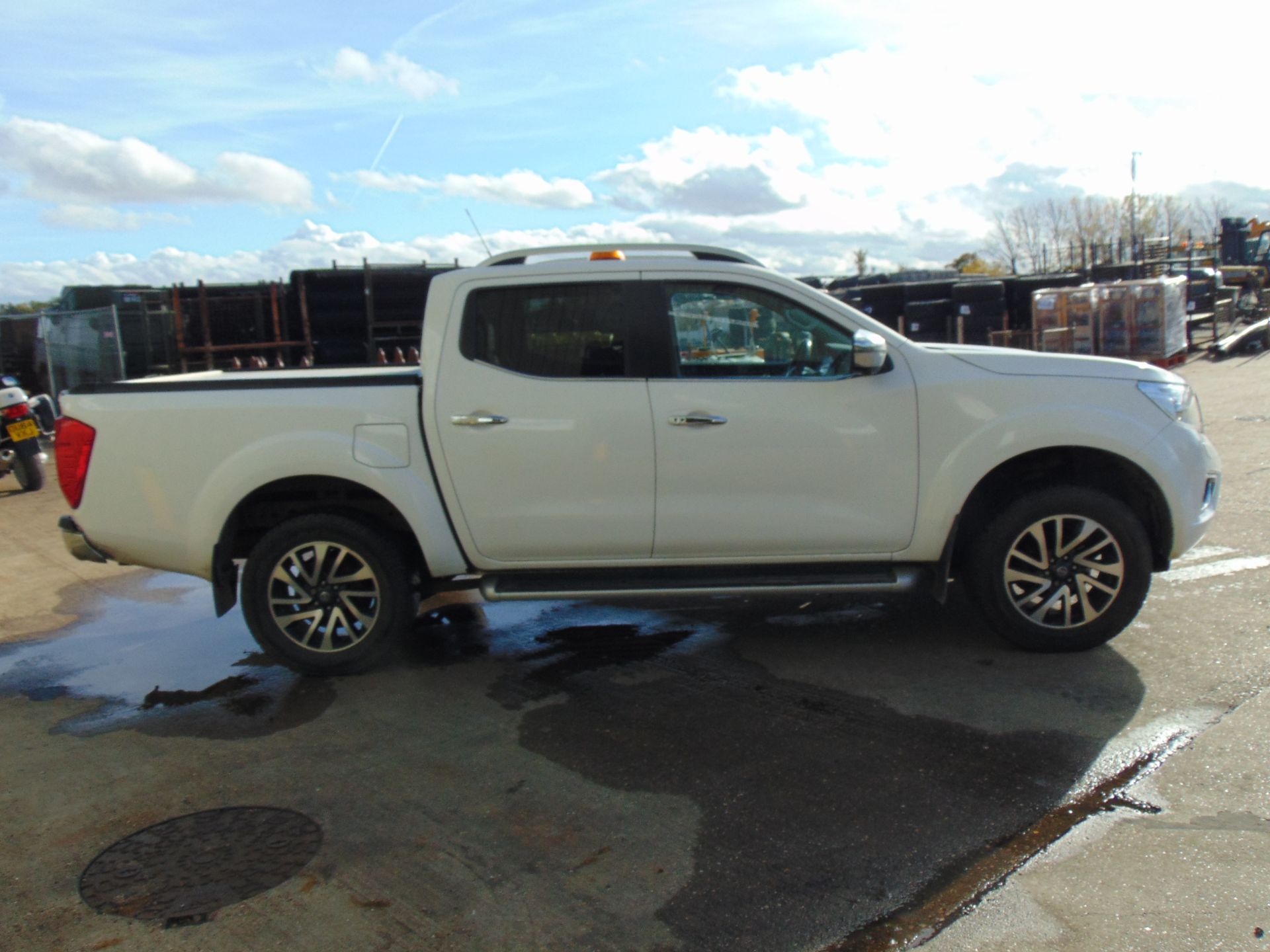 2017 Nissan Navara Tekna 2.3 DCI Double Cab 4x4 Pick Up - Image 6 of 32