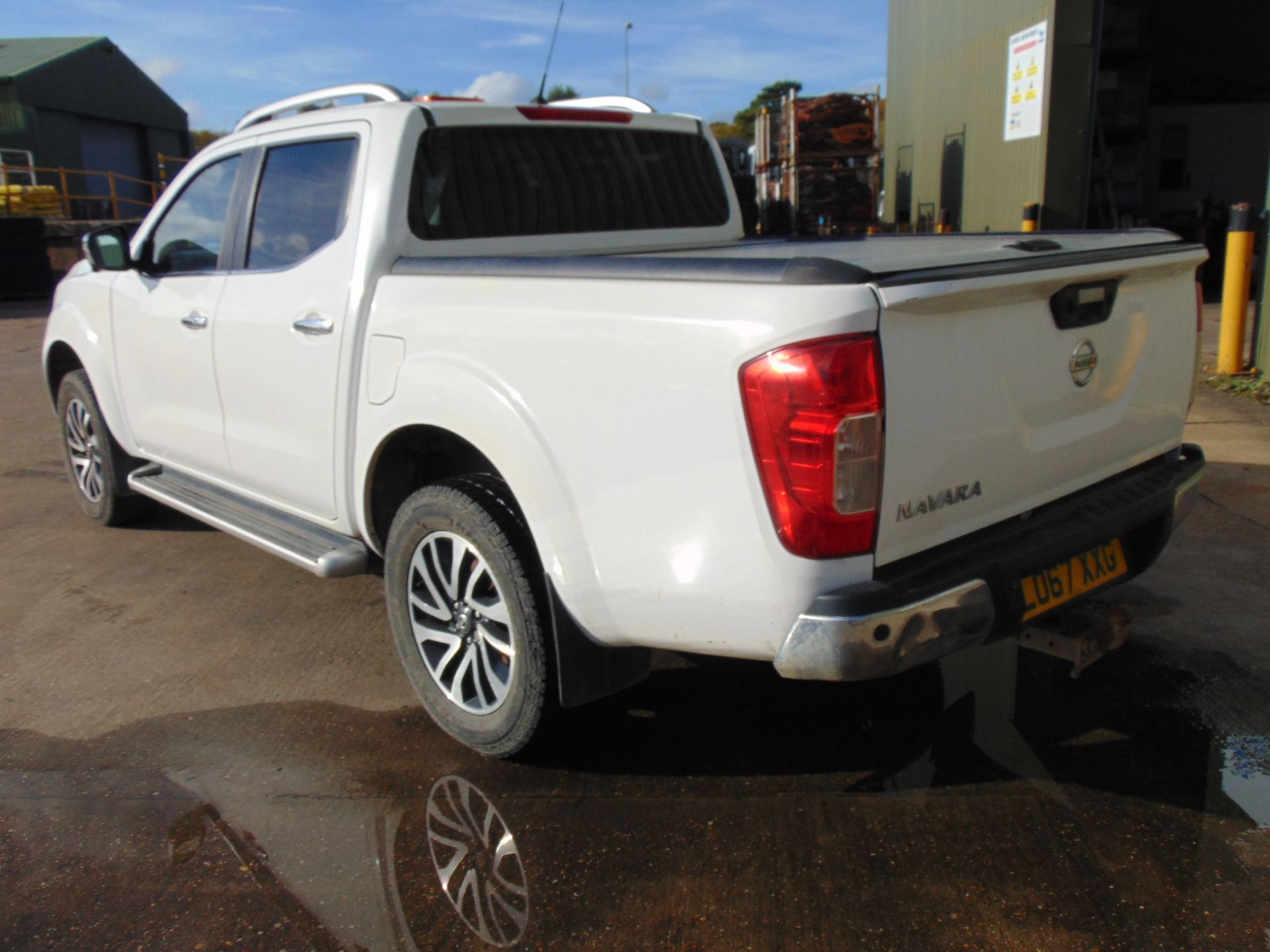 2017 Nissan Navara Tekna 2.3 DCI Double Cab 4x4 Pick Up - Image 8 of 32