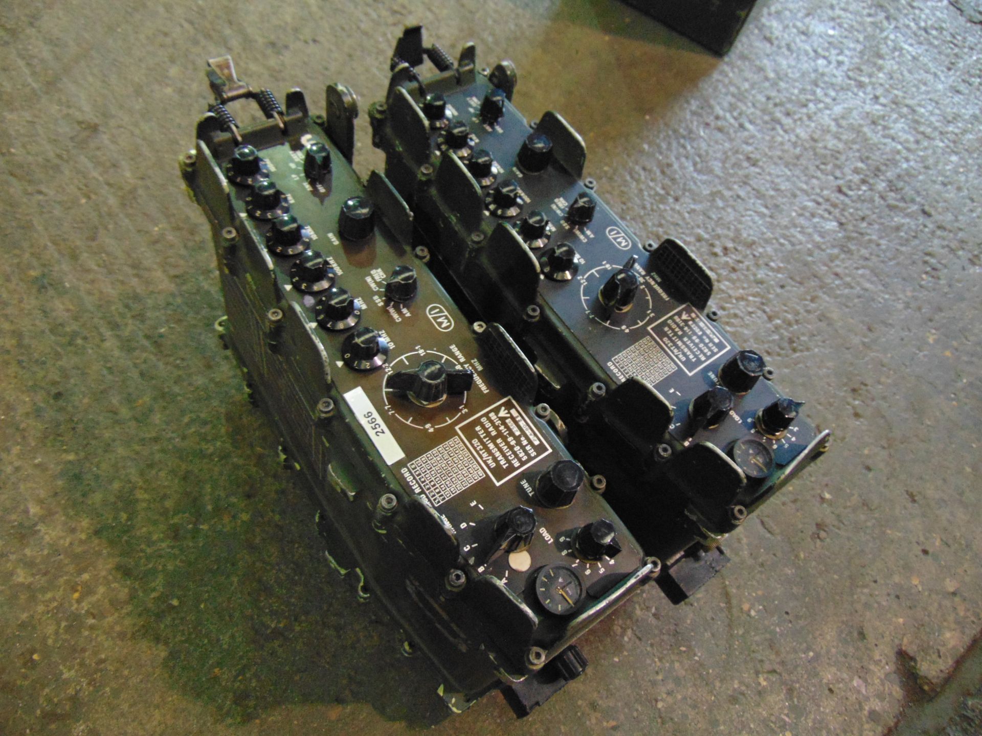 2 x Clansman UK RT 320 Transmitter Recievers HF 2-30 MHz - Image 2 of 4