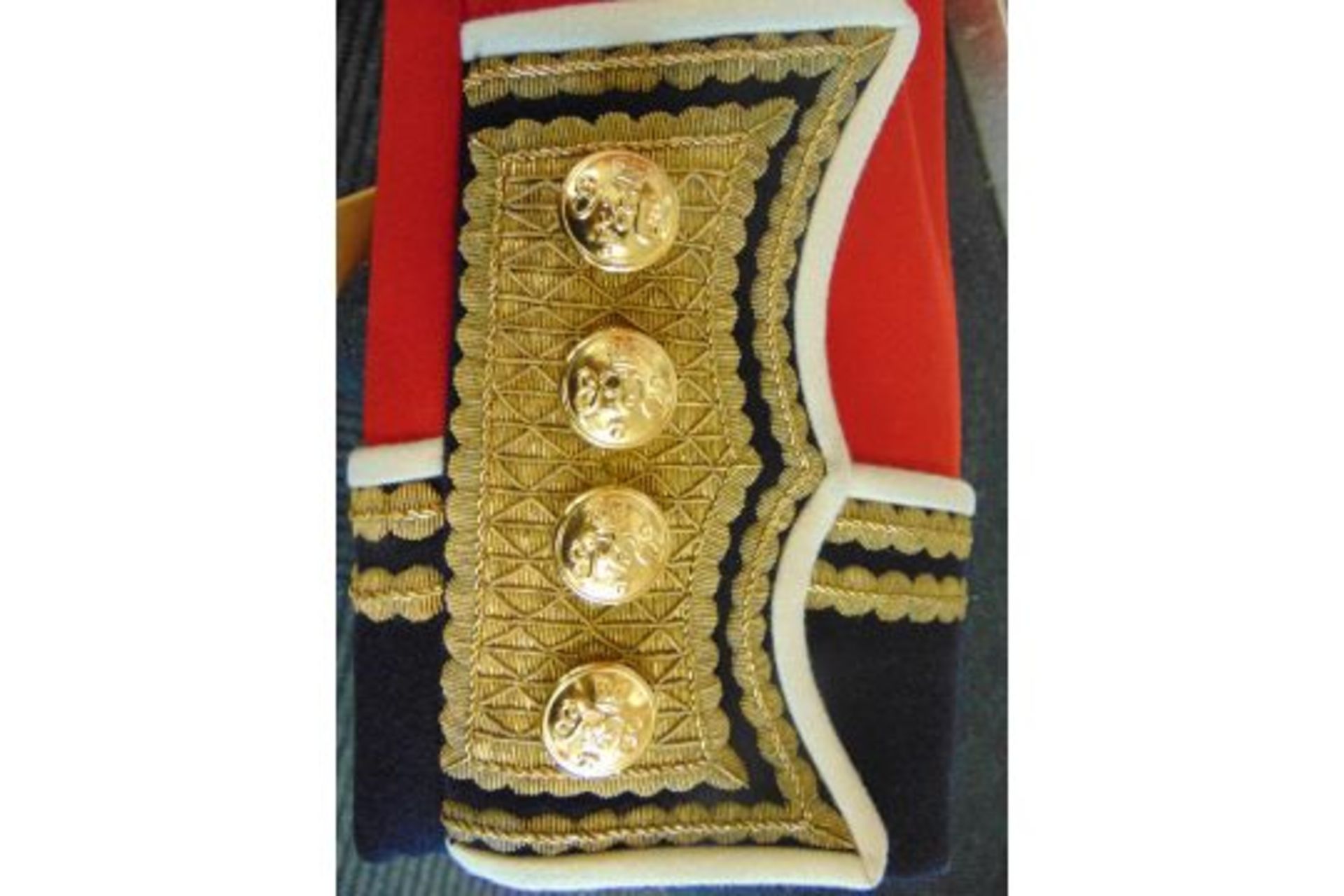 GRENADIER GUARDS DRESS TUNIC C/W BUTTONS HOUSEHOLD DIVISION - Image 4 of 7