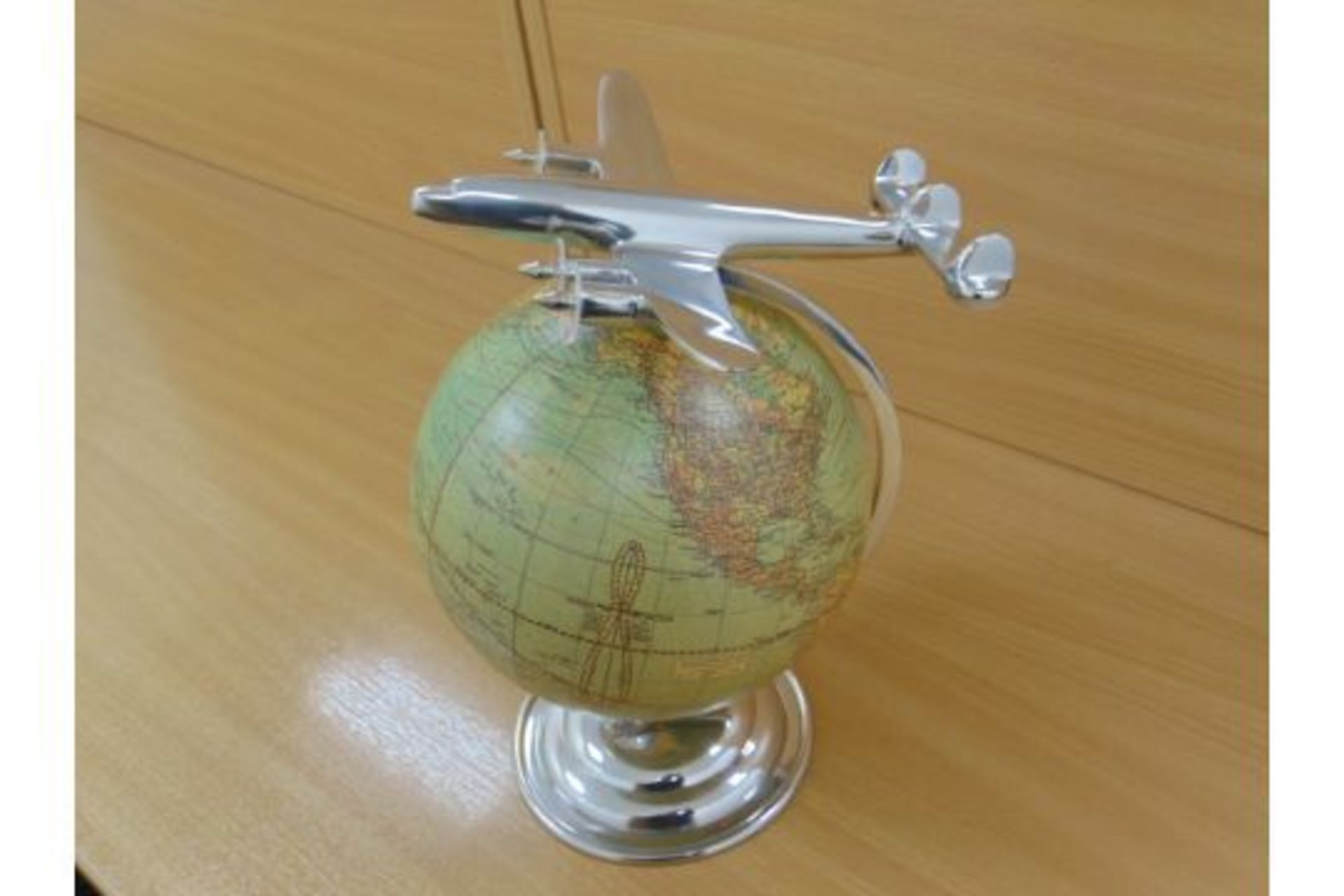 ON TOP OF THE WORLD MODEL - AIRCRAFT PLUS GLOBE - Image 4 of 10