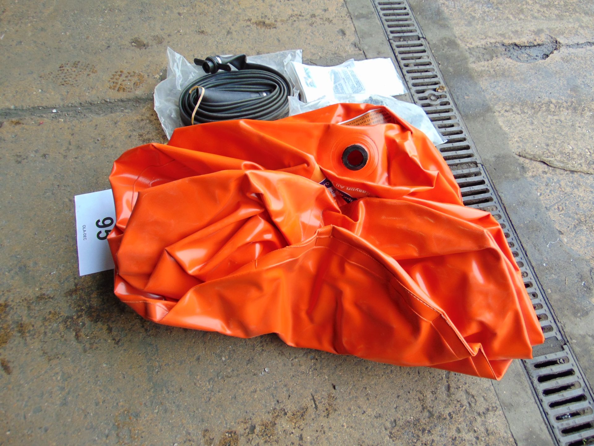 Unissued Easy Lift 4 tonne Air Jack c/w hoes etc - Image 2 of 8