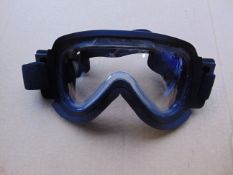 NEW UNISSUED CAM LOCK PARACHUTISTS ANTI MIST GOGGLES . USED BY SAS NATO NUMBERS DATE 2012