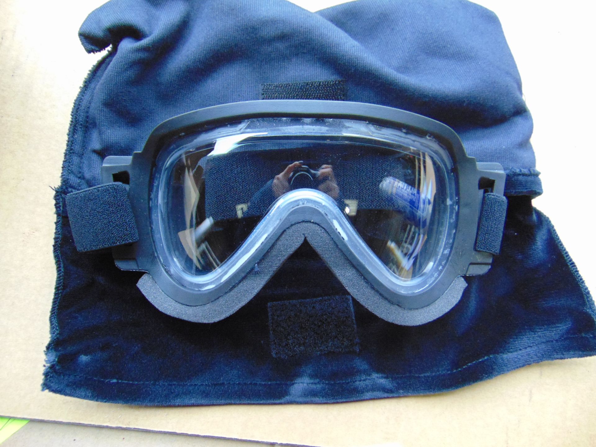 NEW UNISSUED CAM LOCK PARACHUTISTS ANTI MIST GOGGLES . USED BY SAS NATO NUMBERS DATE 2012 - Image 2 of 7