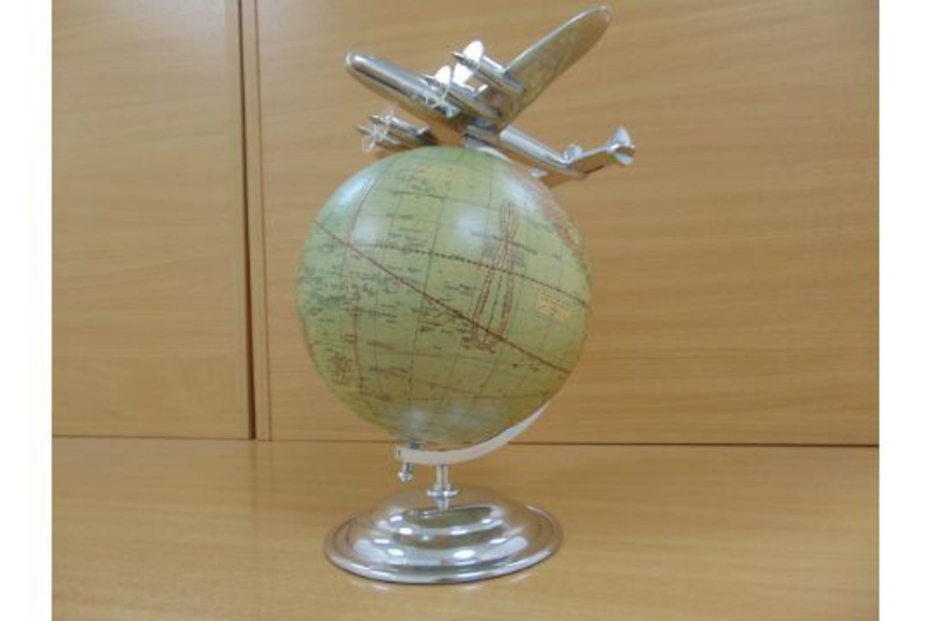 ON TOP OF THE WORLD MODEL - AIRCRAFT PLUS GLOBE - Image 2 of 10