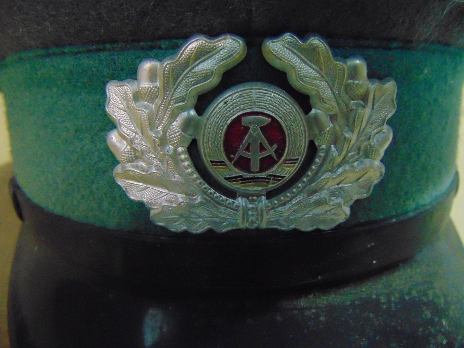 RARE EAST GERMAN NVA HAT WITH ORIGINAL BADGE - EXCELLENT CONDITION - Image 7 of 9