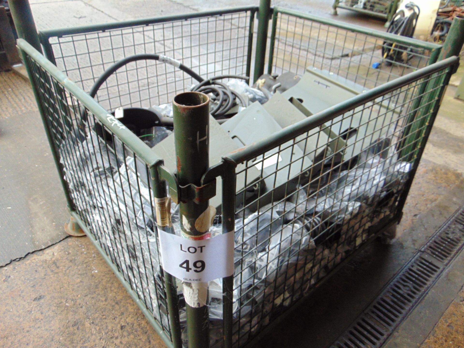 1 x Stillage of Vehicle Spare inc Pumps, Axle Stand etc - Image 6 of 6