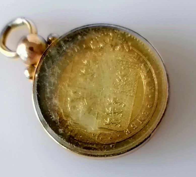 A Victorian Jubilee Head Shilling, 1887, cased in a 9ct gold pendant, 11.02g - Bild 2 aus 3