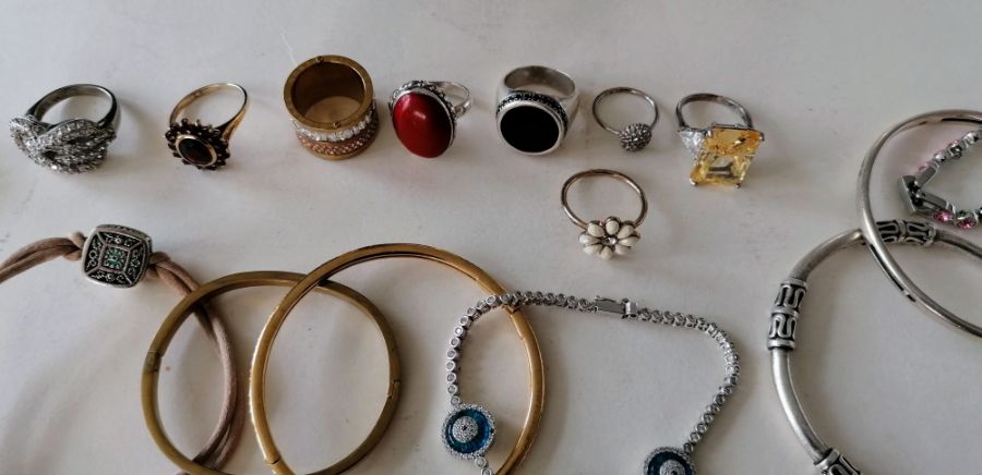 An assortment of mixed costume jewellery, bangles, rings, etc - Image 2 of 2