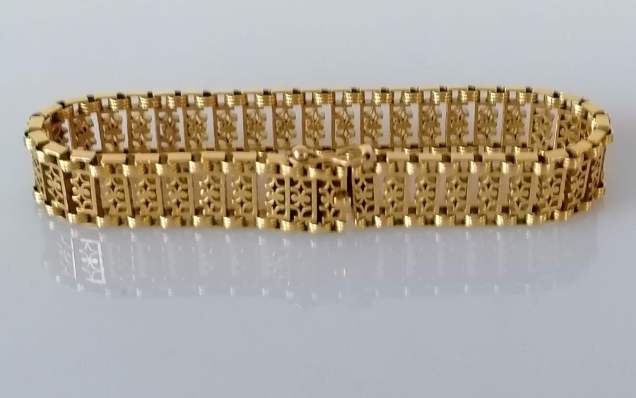 A vintage gold mesh bracelet, French hallmarks for 18ct, 33.83g - Image 4 of 5