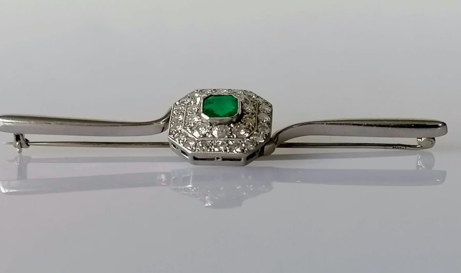 An Art Deco emerald and diamond platinum brooch, the emerald 5mm x 6mm, thirty-one round-cut diamond - Bild 2 aus 5