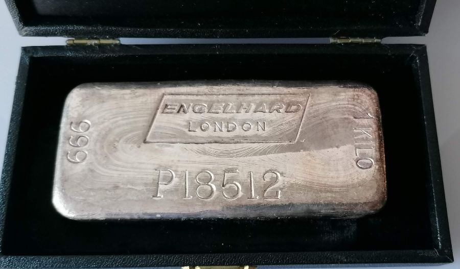 A cased Engelhard, London 999 silver ingot kilo bar, No P18512, name of previous owner stamped to si - Image 2 of 3