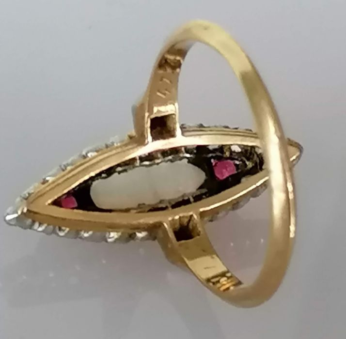 An Edwardian opal, ruby and diamond ring in a yellow metal cage setting, size O - Bild 2 aus 2