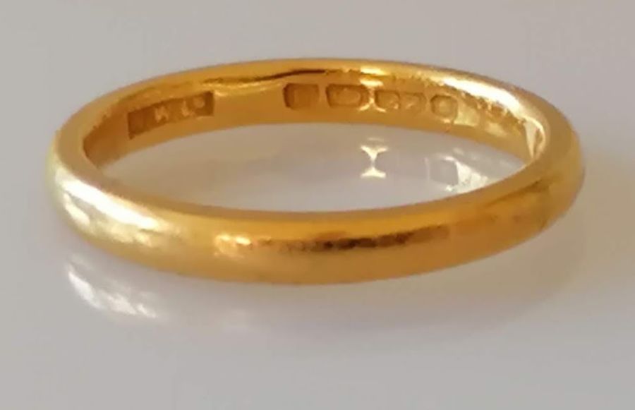 A 22ct yellow gold wedding band, size K, hallmarked, 3mm, 3.5g - Image 2 of 2