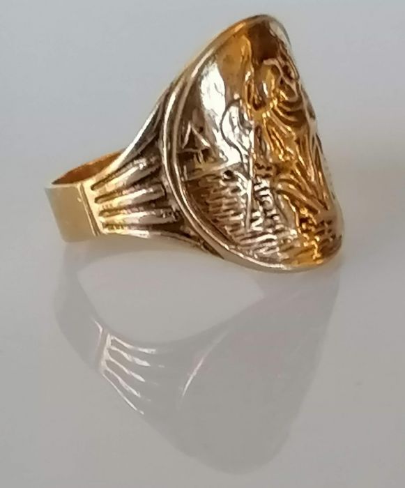 A gold St. Christopher ring and two gold wedding bands with etched decoration, sizes P, N, Q - Bild 4 aus 5