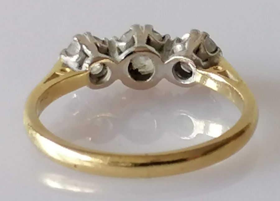 An 18ct yellow gold three stone graduated diamond ring, approximately 0.45 carats, size K, 2.5g , ha - Bild 3 aus 5