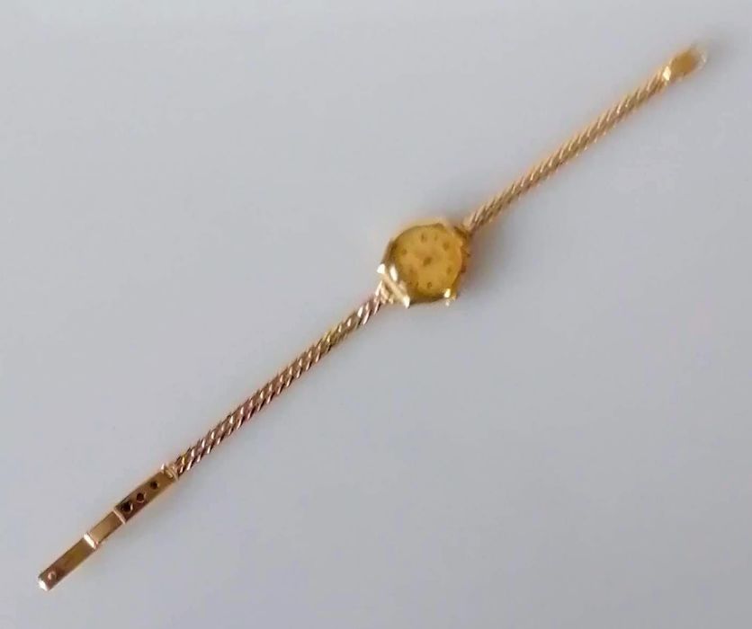 A gold-cased ladies 9ct gold Zodiac dress watch with subsidiary seconds hand on a woven gold strap, - Bild 4 aus 4