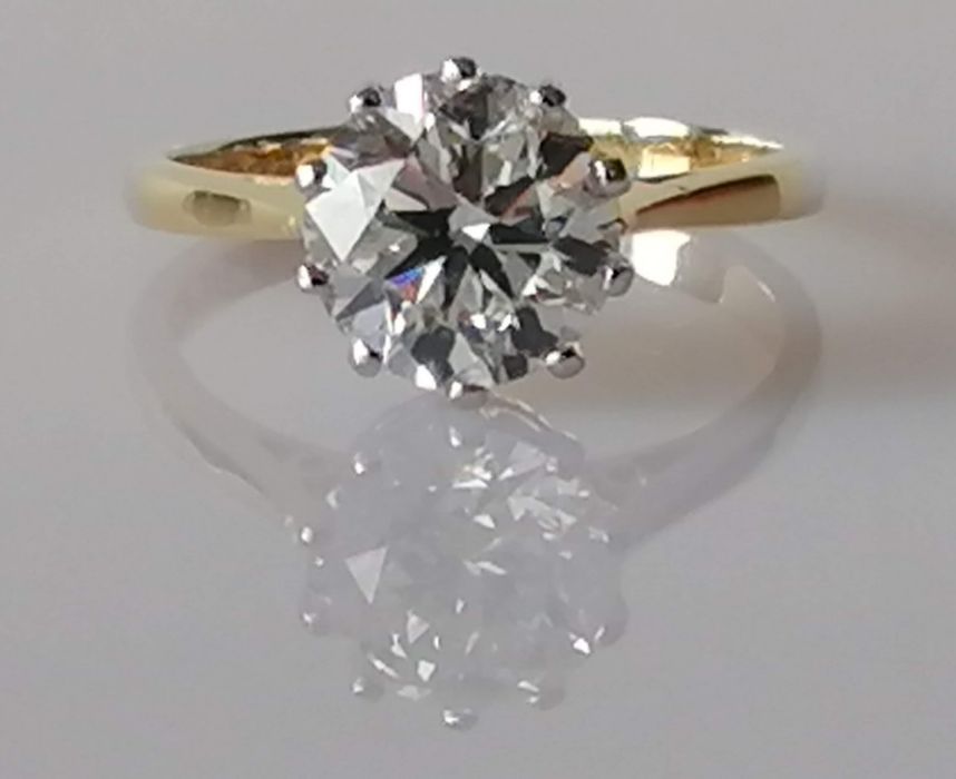 A single stone diamond ring, the round brilliant-cut diamond approximately 8.84 x 8.44 x 5.43mm, we - Bild 8 aus 8