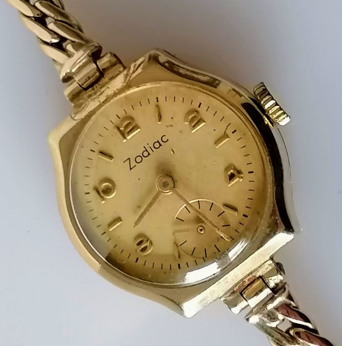 A gold-cased ladies 9ct gold Zodiac dress watch with subsidiary seconds hand on a woven gold strap, - Bild 2 aus 4