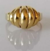 A yellow gold ring with fluted decoration, stamped 18ct, 4.5g