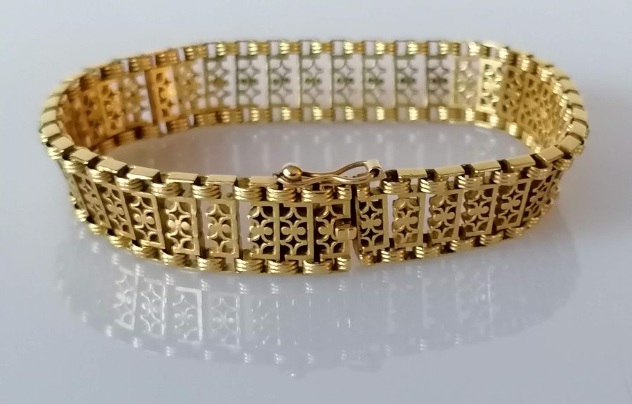 A vintage gold mesh bracelet, French hallmarks for 18ct, 33.83g - Image 3 of 5